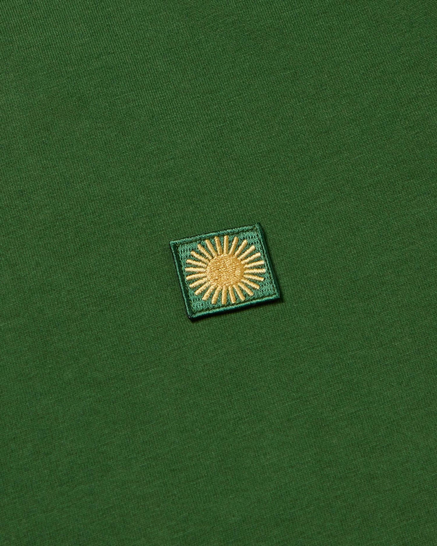 Camiseta verde sol espalda amarillo sostenible - silueta 3