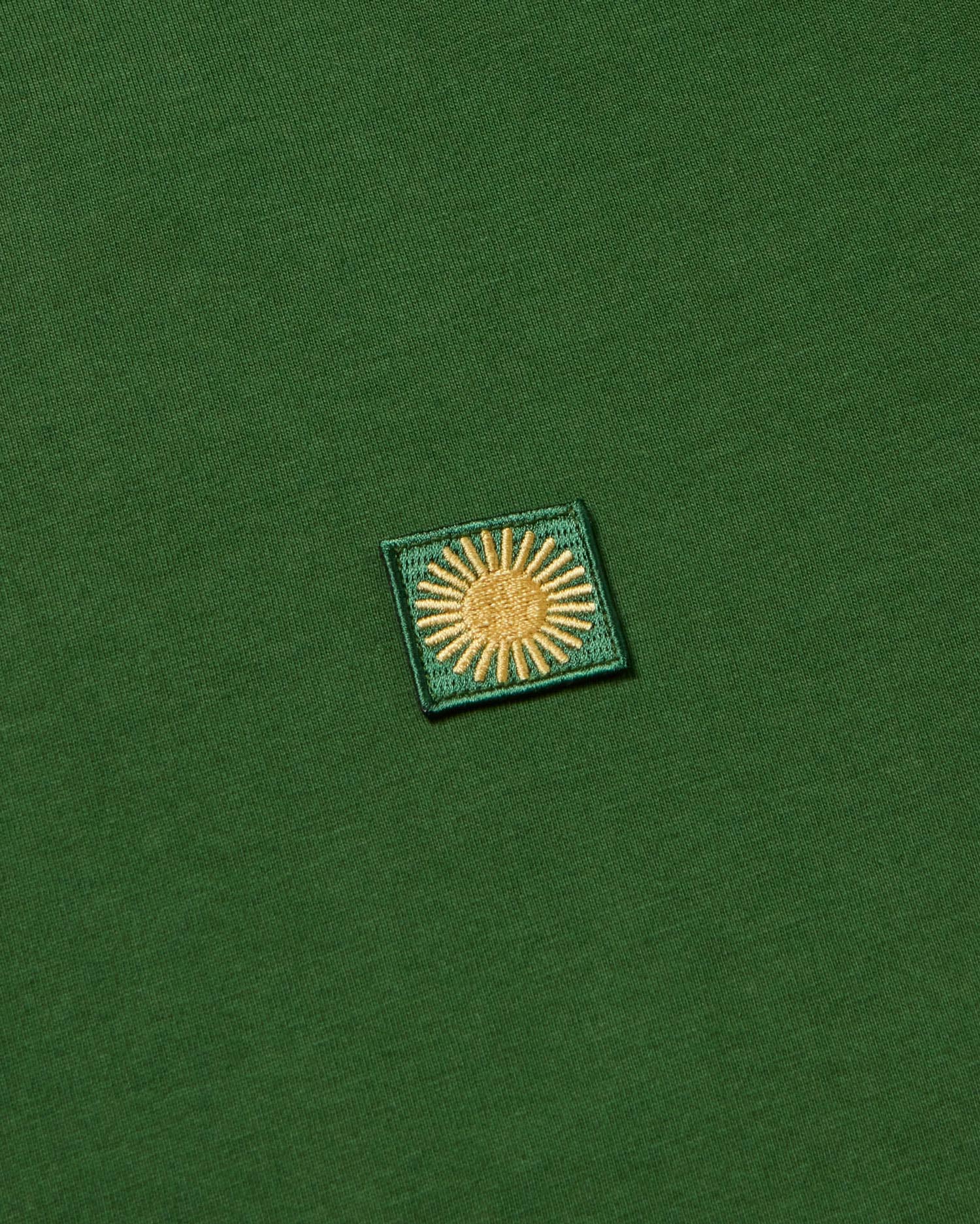 Camiseta verde sol espalda amarillo sostenible - silueta 3