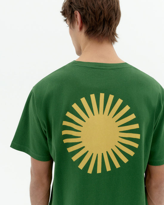 Camiseta verde sol espalda amarillo sostenible-1