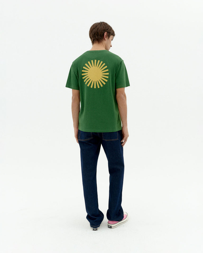 Camiseta verde sol espalda amarillo sostenible-5