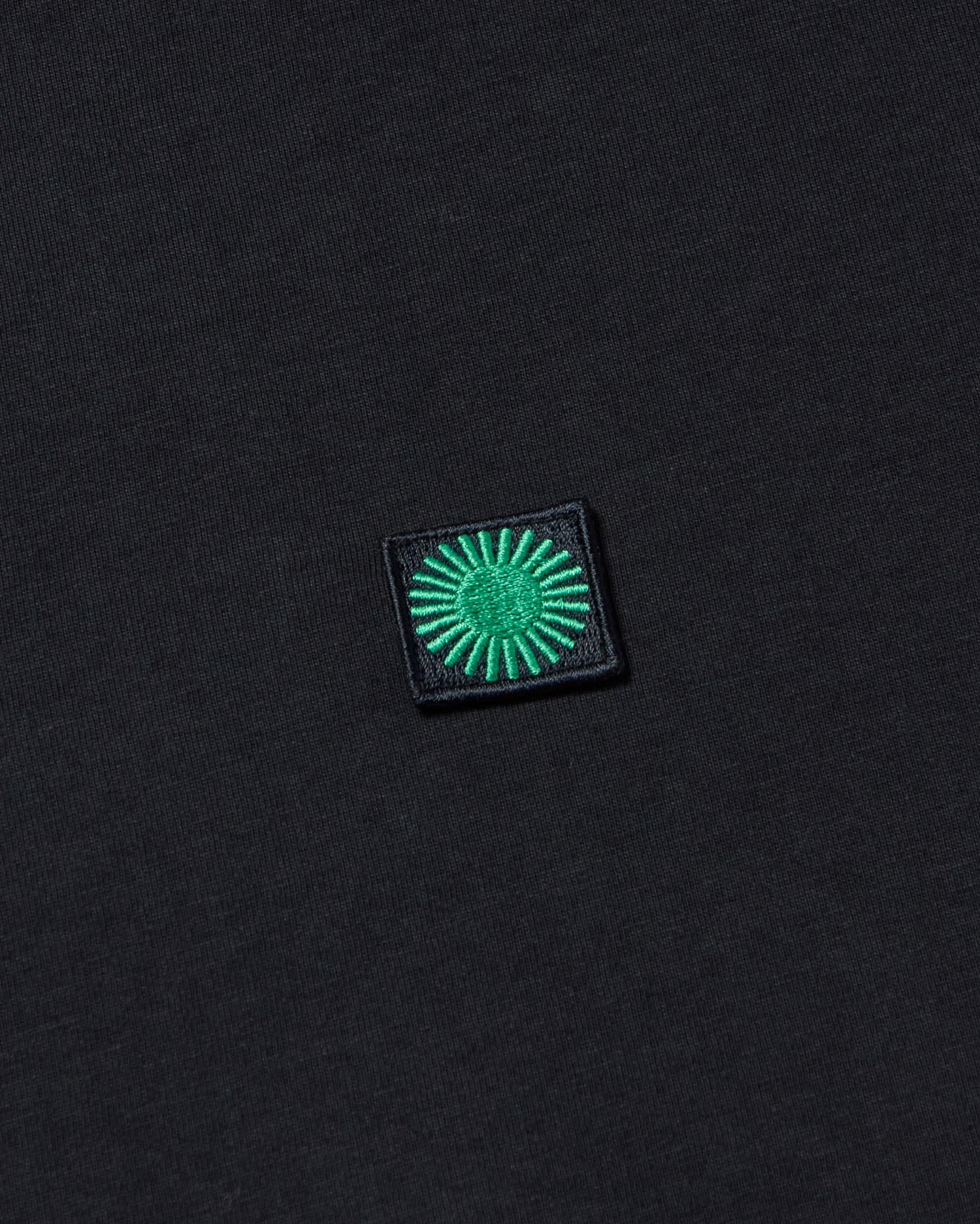 Camiseta negra sol espalda verde sostenible - silueta 3