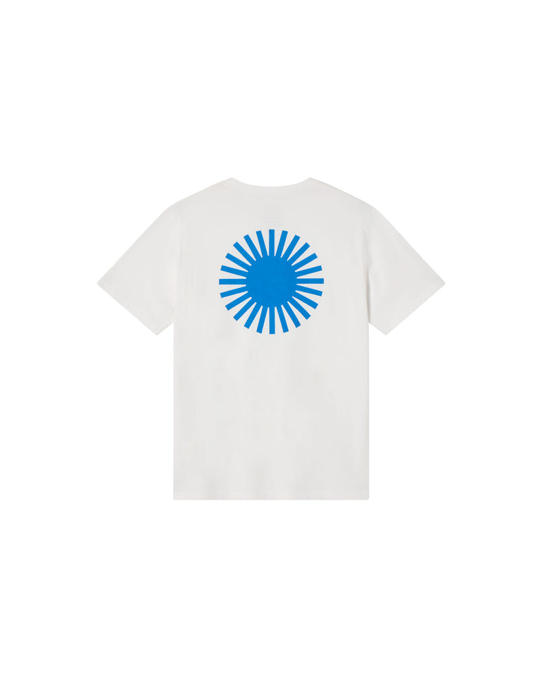 Camiseta blanca sol espalda azul sostenible-silueta-2