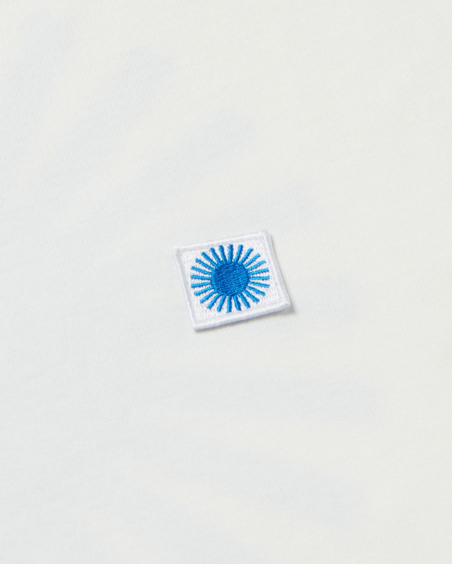 Camiseta blanca sol espalda azul sostenible - silueta 3