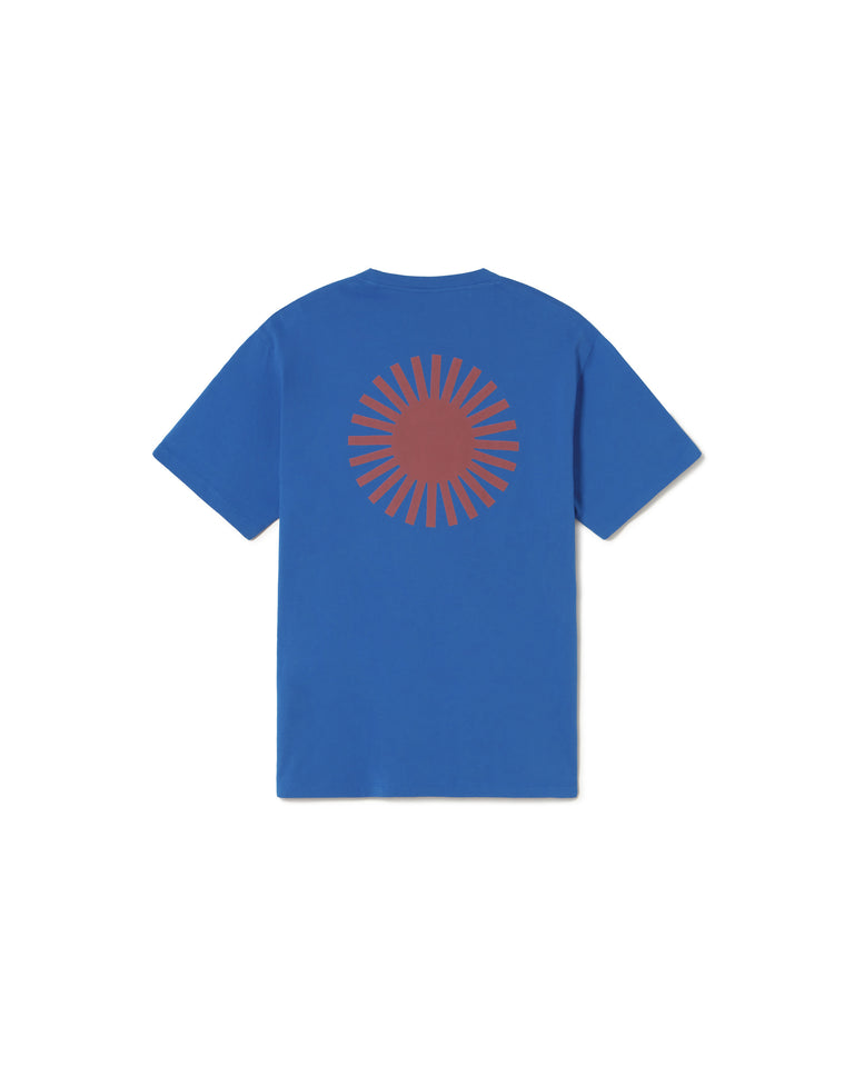 Camiseta azul sol espalda marrón sostenible- silueta 2