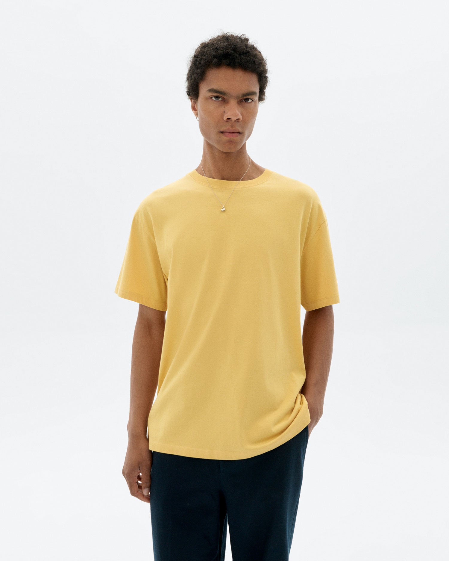 Camiseta amarilla bordada a mano flower Aaron sostenible - 1