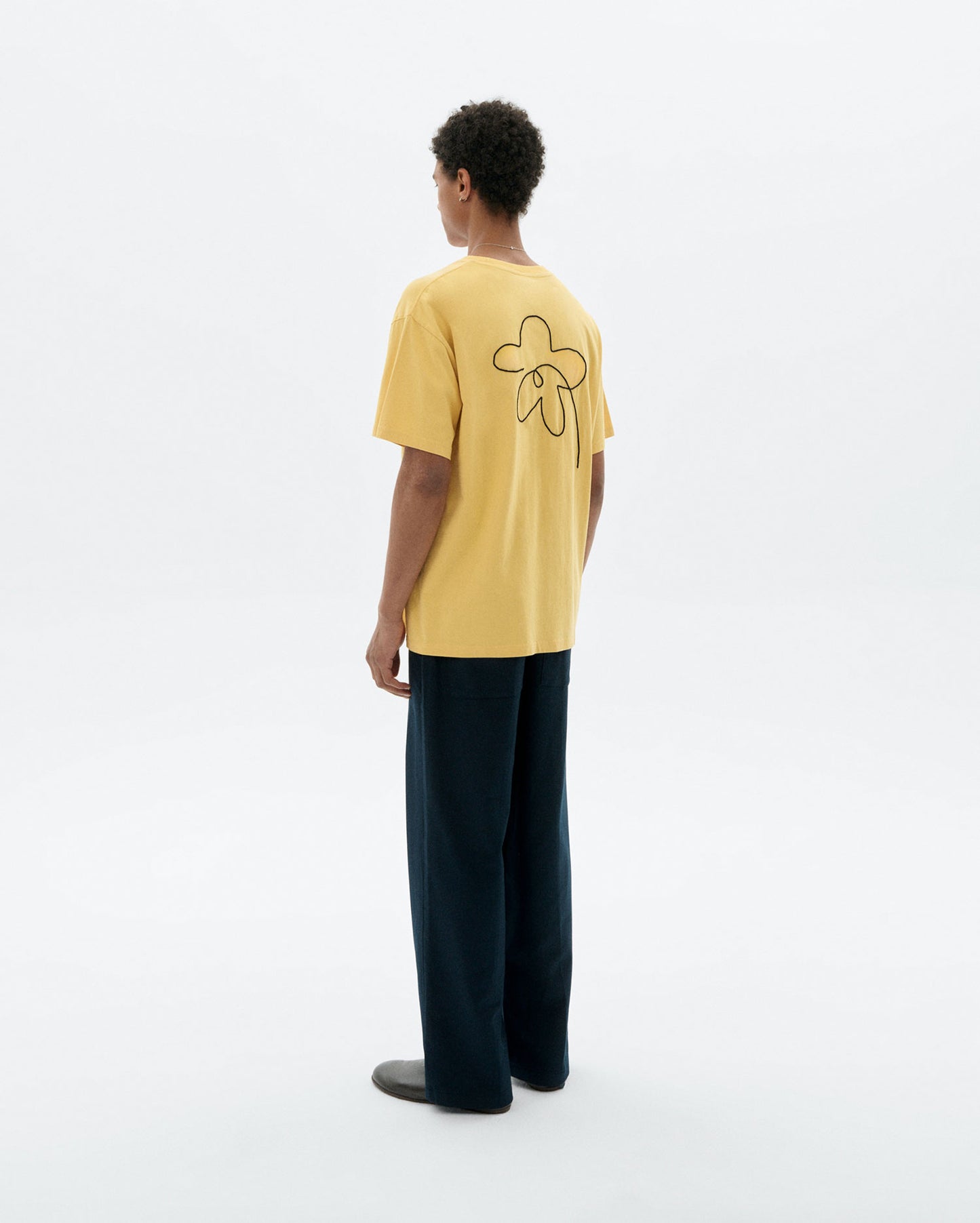Camiseta amarilla bordada a mano flower Aaron sostenible - 4