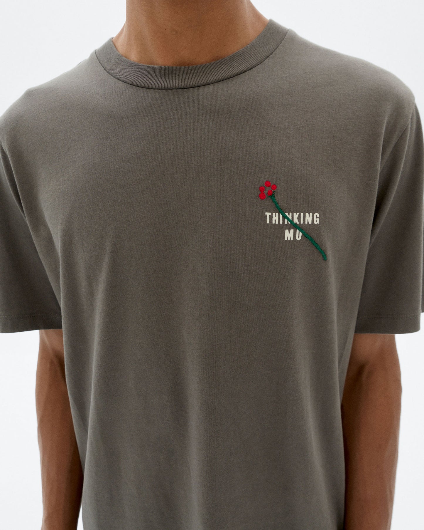 Camiseta gris bordada flower TM Zach sostenible - 3