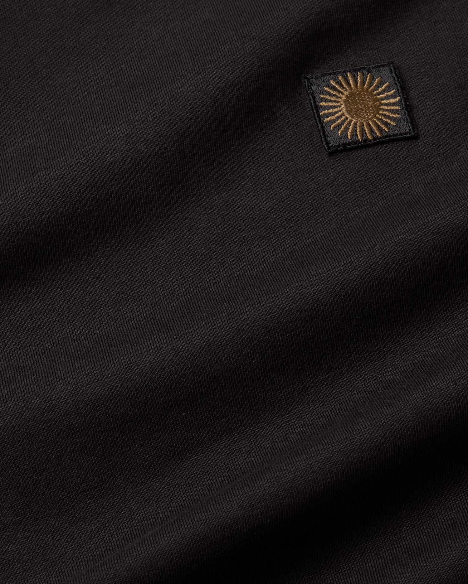 Camiseta negra sol type crudo Aaron sostenible - silueta 4