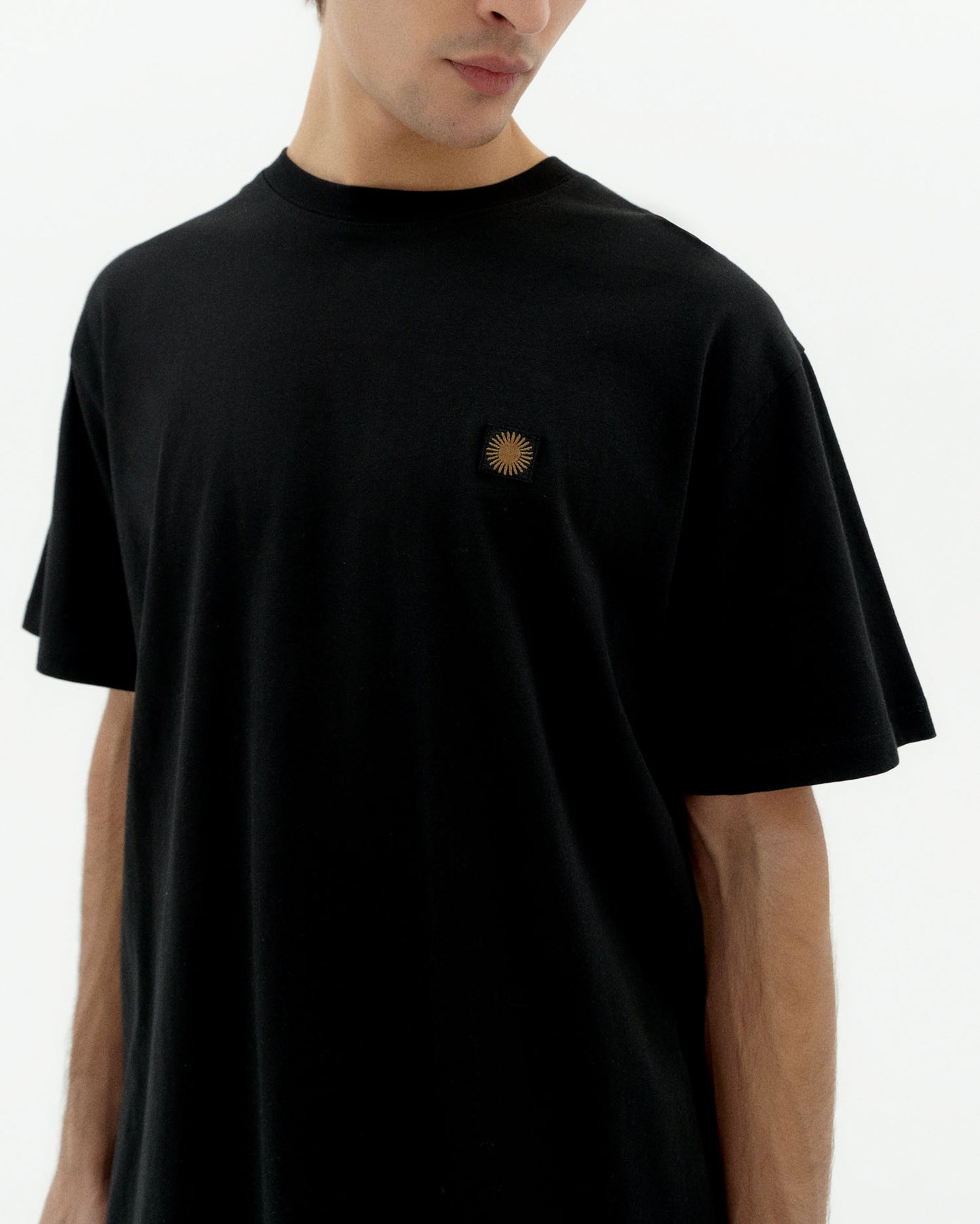 Camiseta negra sol type crudo Aaron sostenible-3