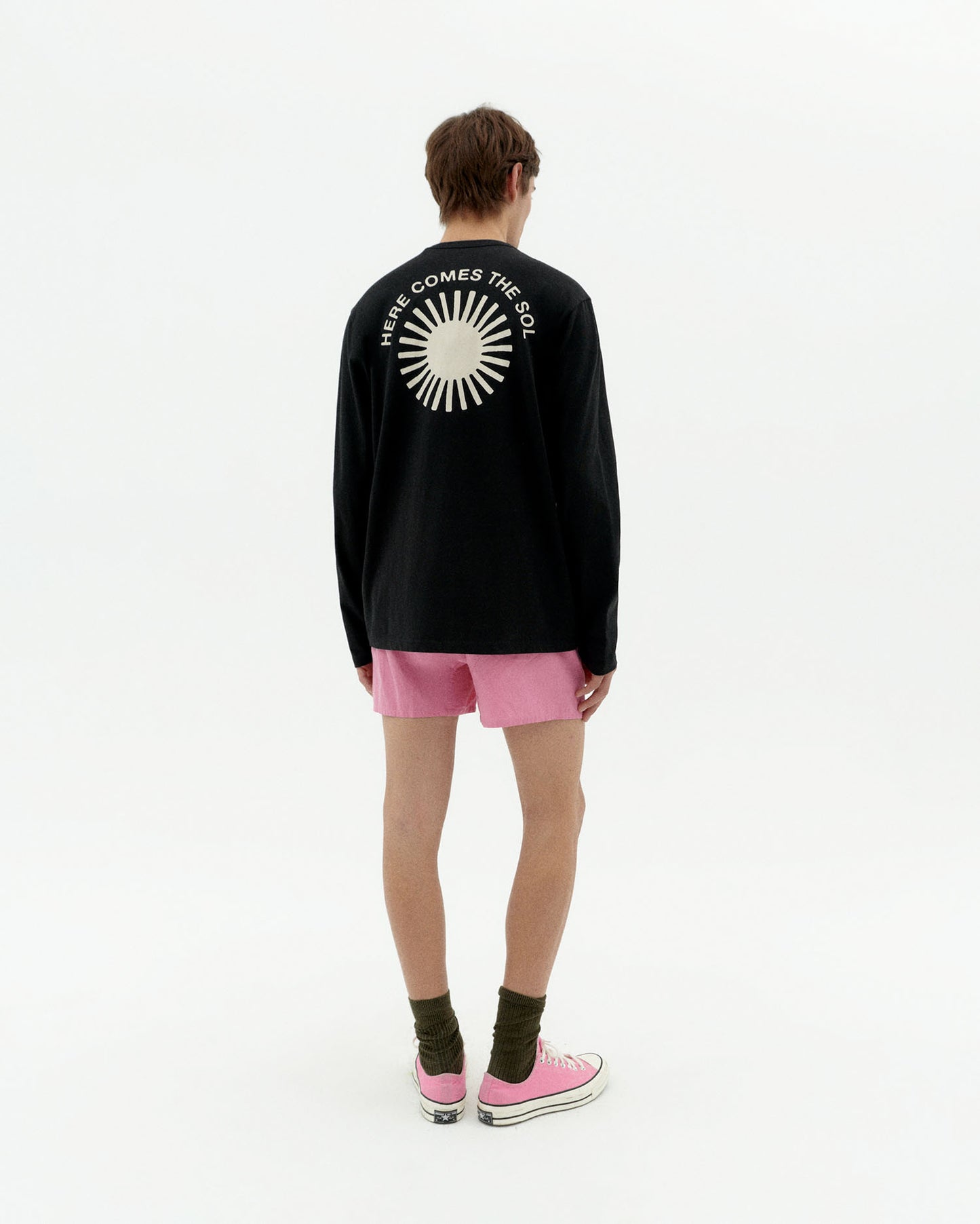 Camiseta negra sol retro Emilio sostenible-4