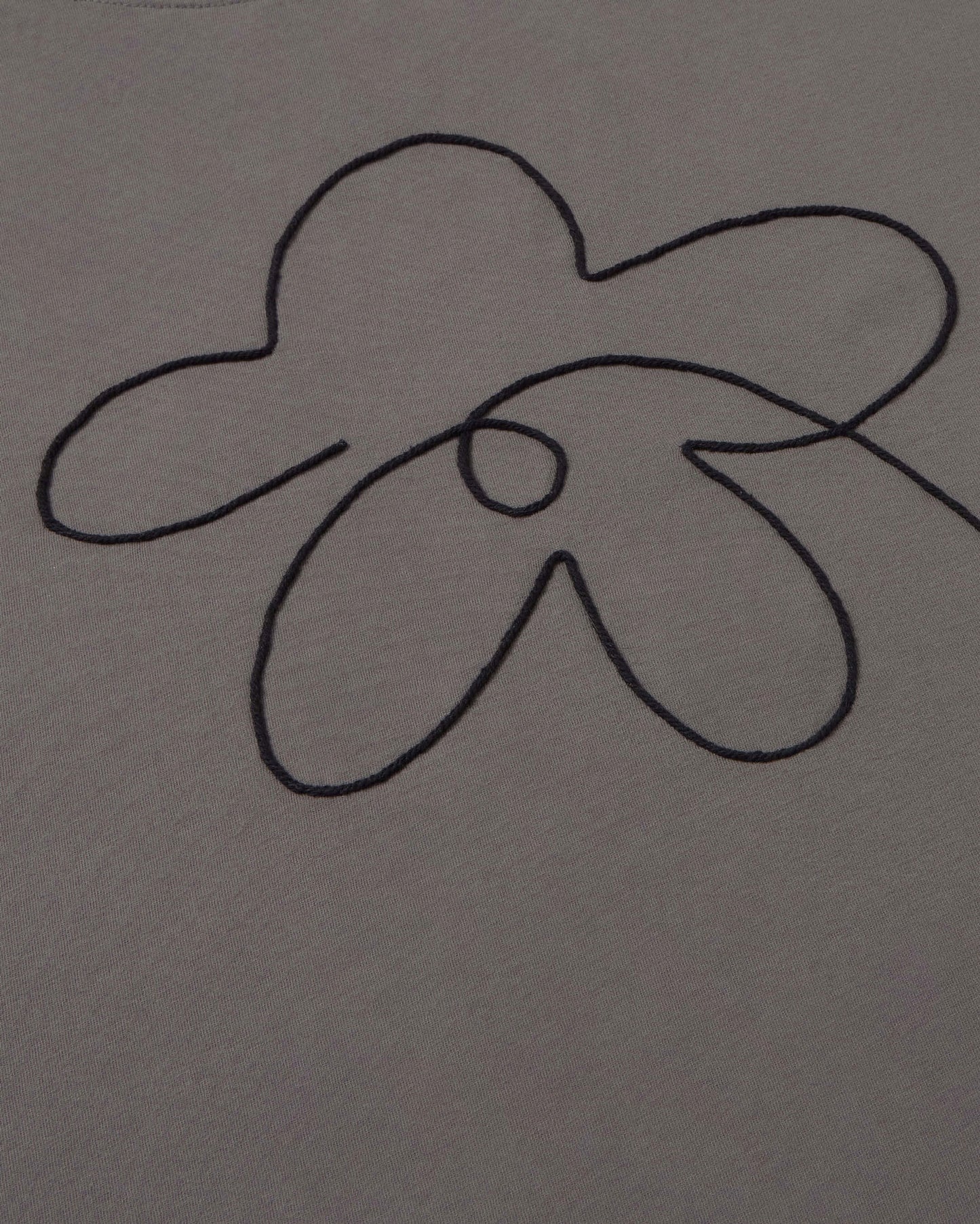 Camiseta gris bordada a mano flower Aaron sostenible silueta - 2