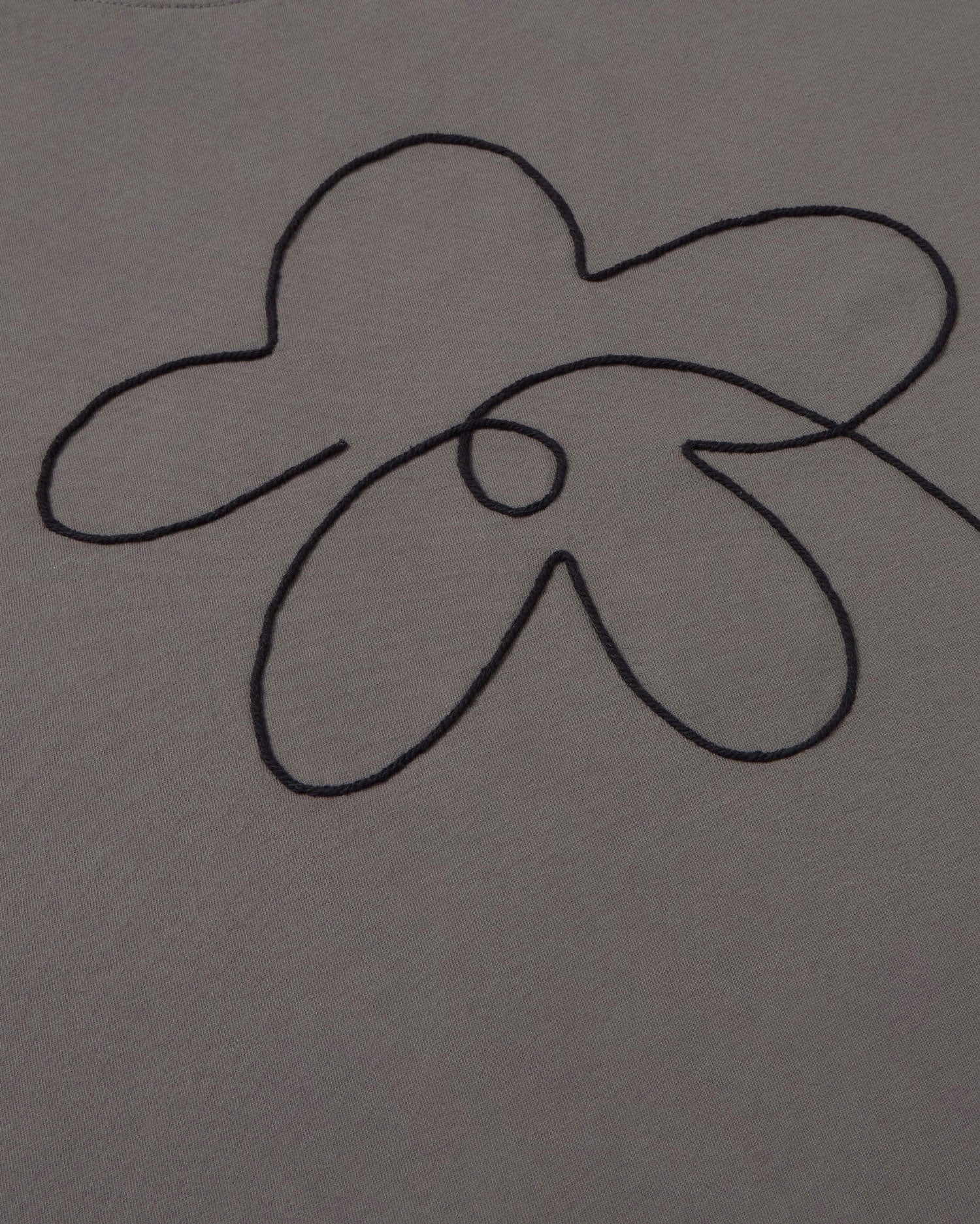Camiseta gris bordada a mano flower Aaron sostenible silueta - 2
