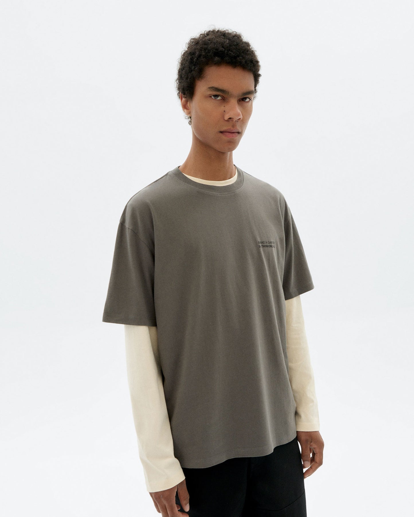 Camiseta gris bordada a mano flower Aaron sostenible - 1