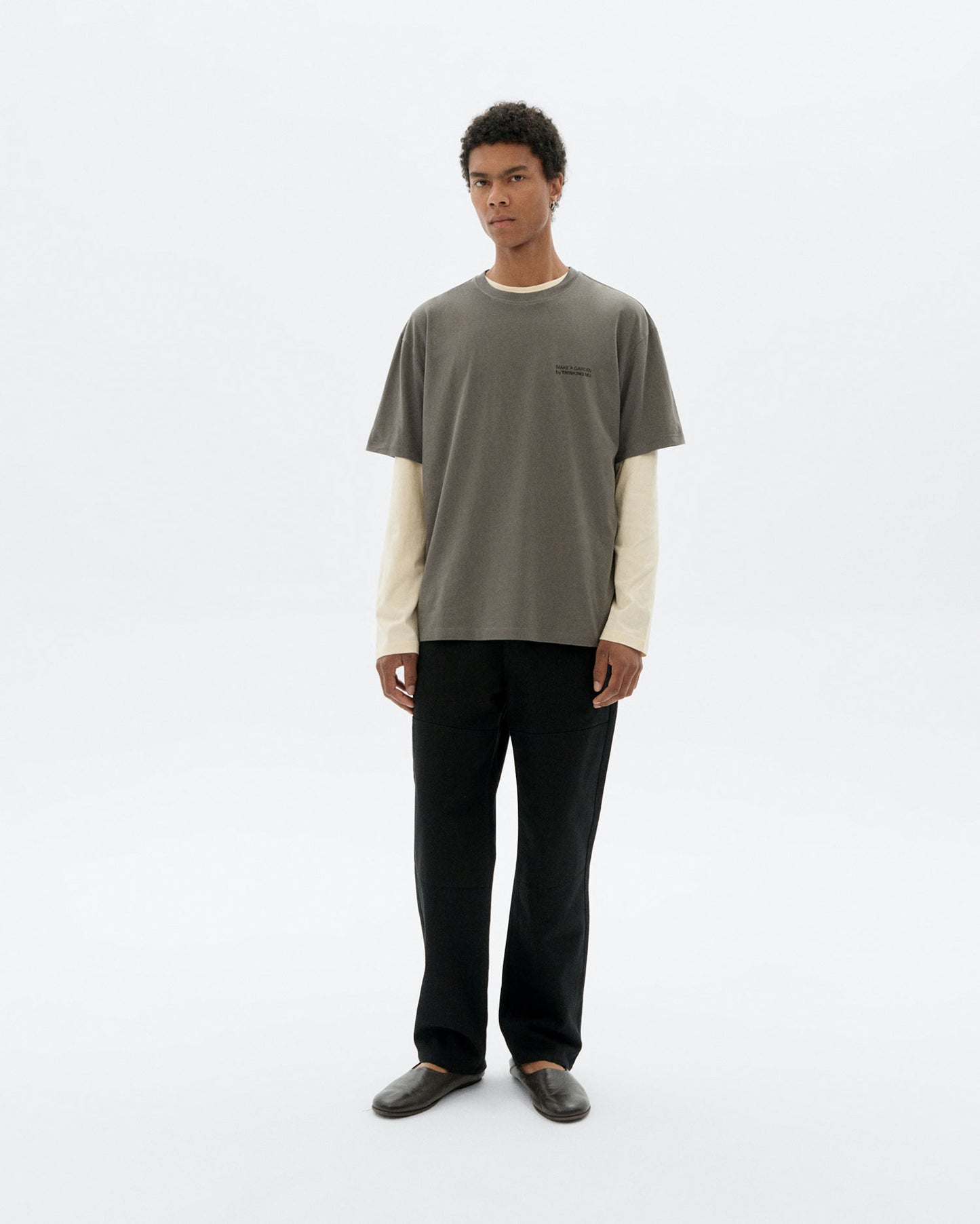 Camiseta gris bordada a mano flower Aaron sostenible - 2