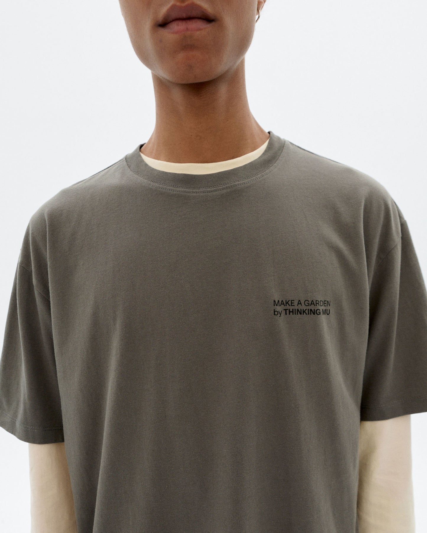 Camiseta gris bordada a mano flower Aaron sostenible - 3