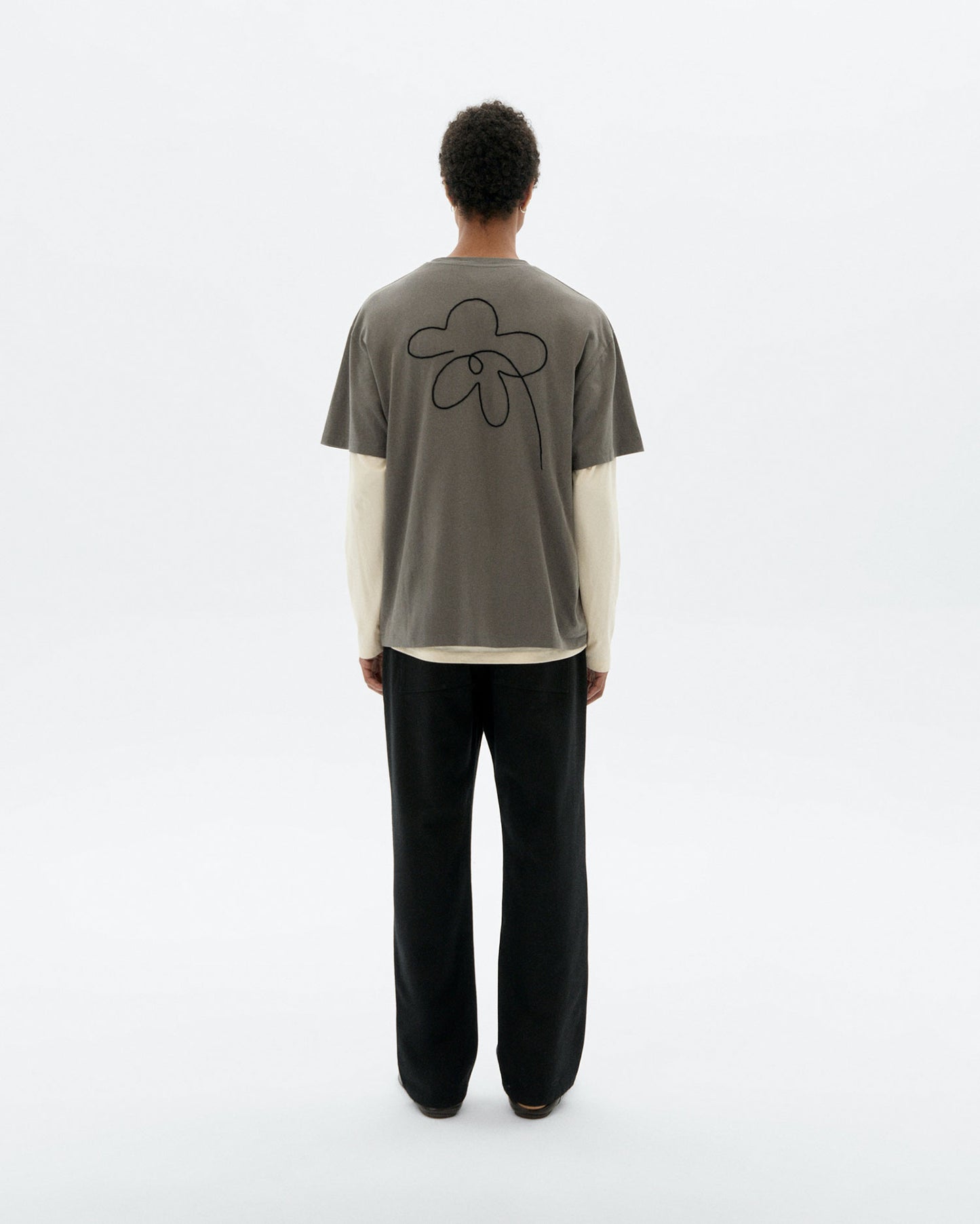 Camiseta gris bordada a mano flower Aaron sostenible - 4