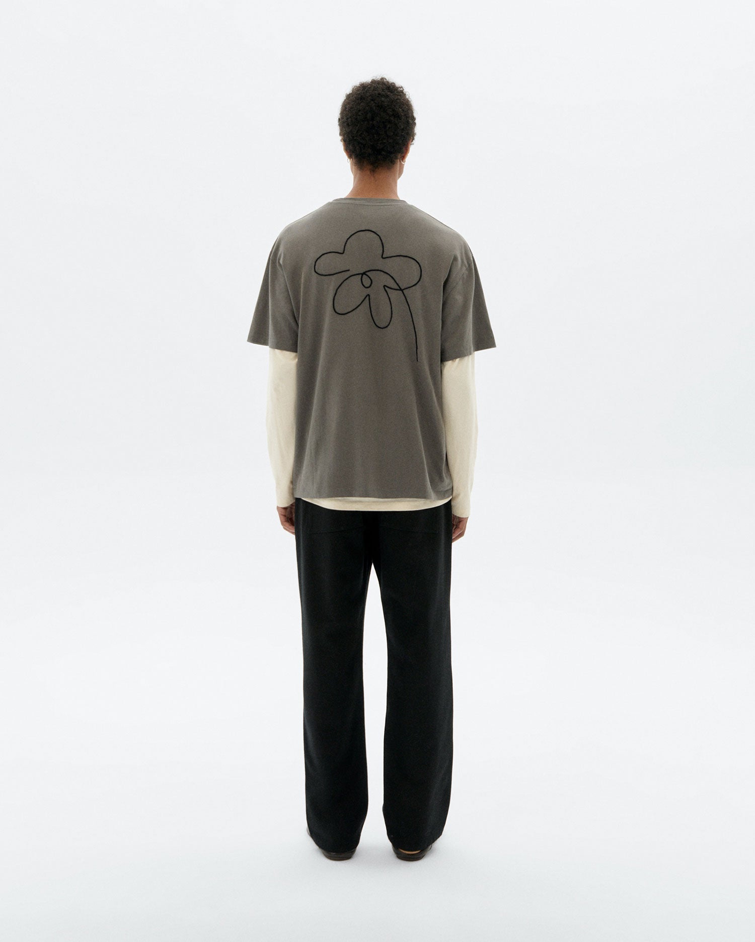 Camiseta gris bordada a mano flower Aaron sostenible - 4