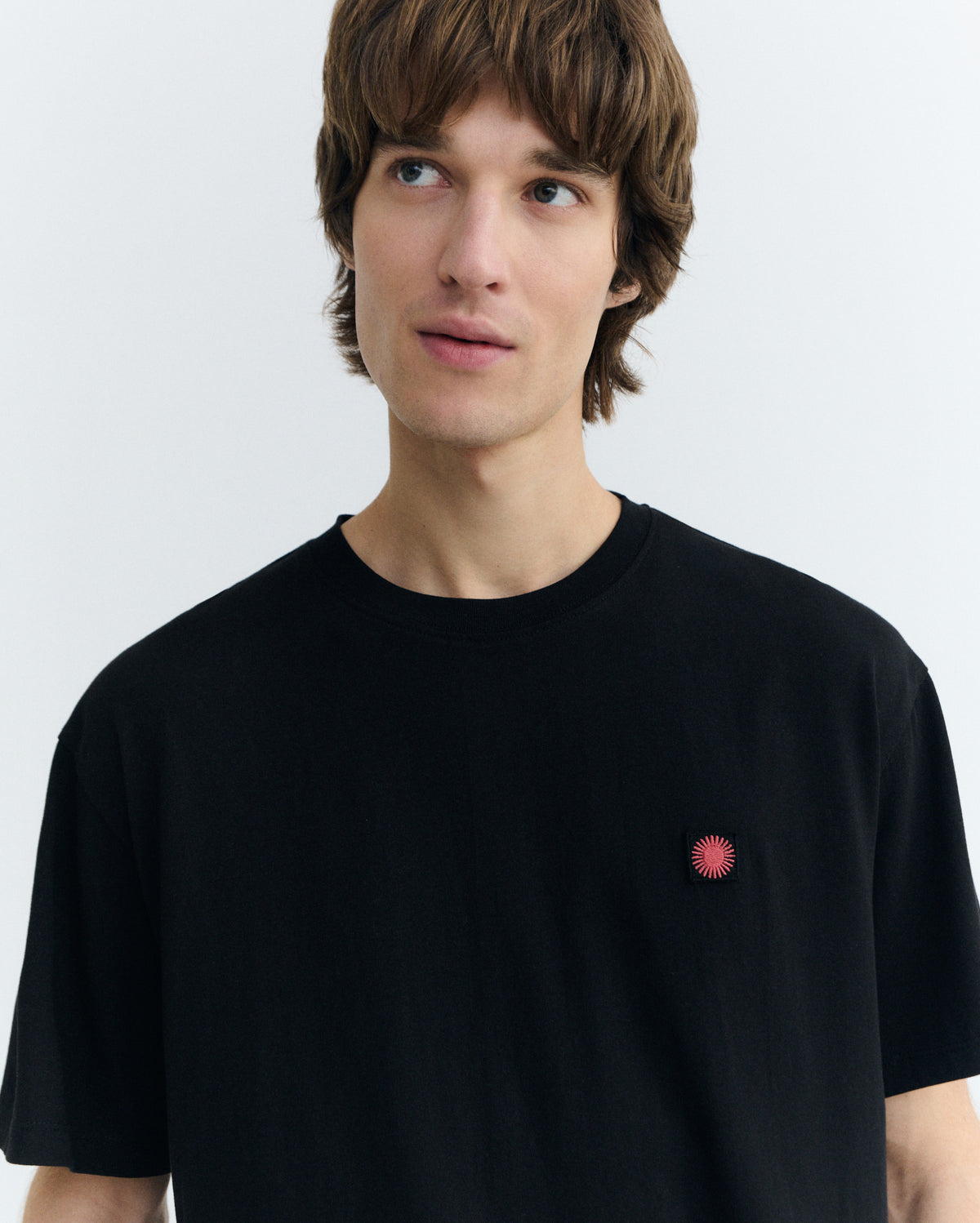 Camiseta negra sol espalda rojo Aaron sostenible - 2