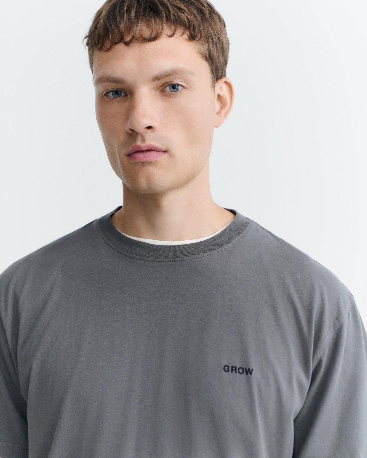 Camiseta gris grow Aaron sostenible - 3