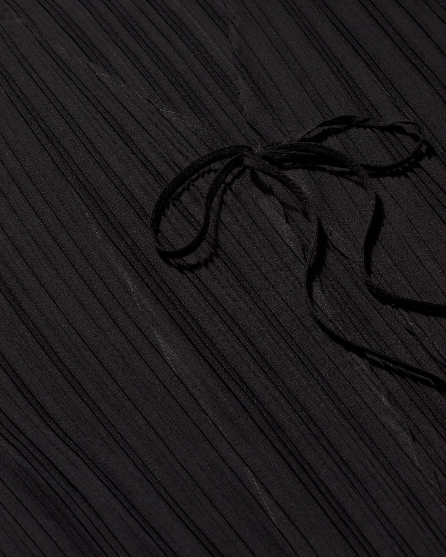 Blusa negra plisada Marina sostenible  - silueta 2