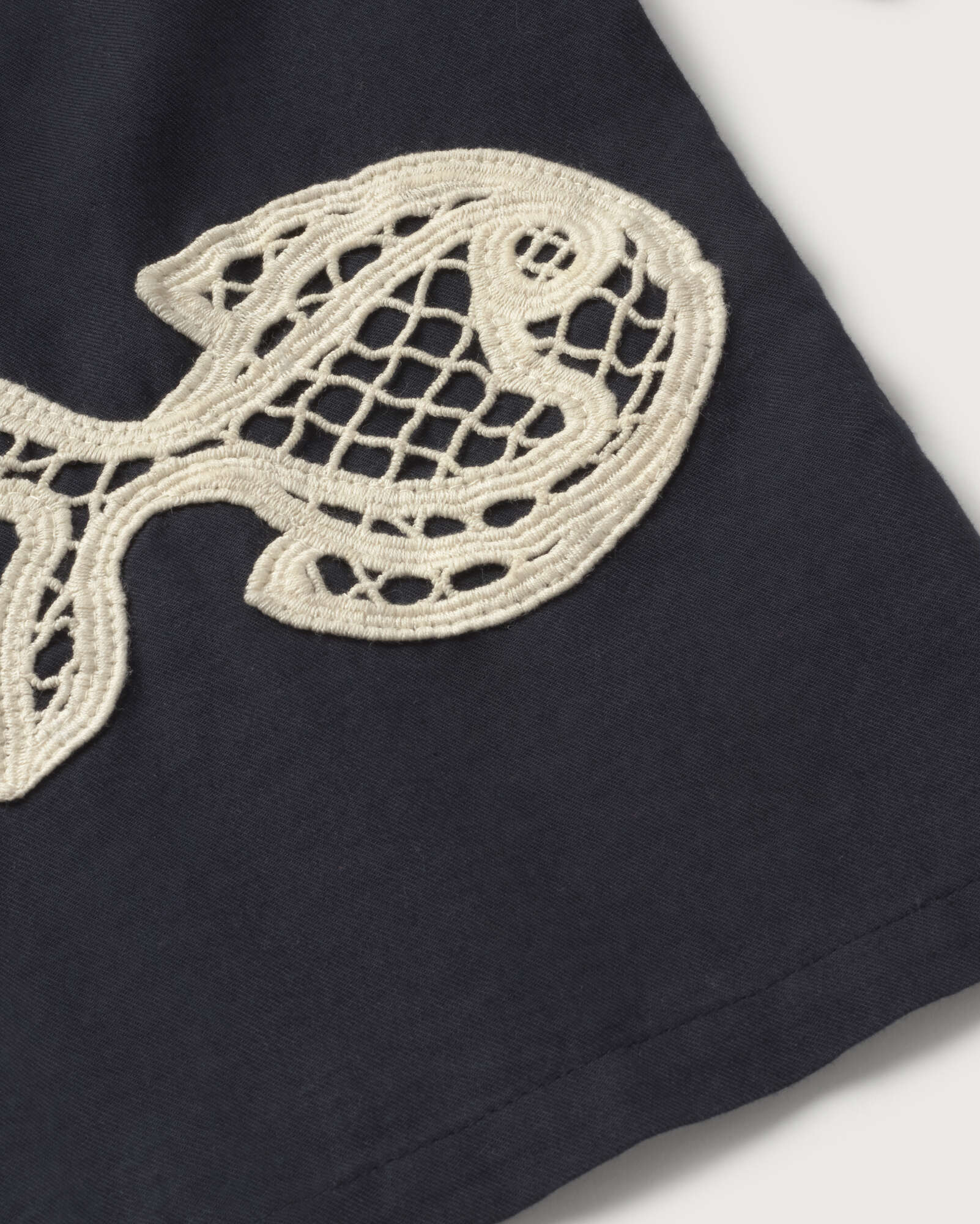 Blusa patched bordado a mano fish Ane sostenible silueta - 2