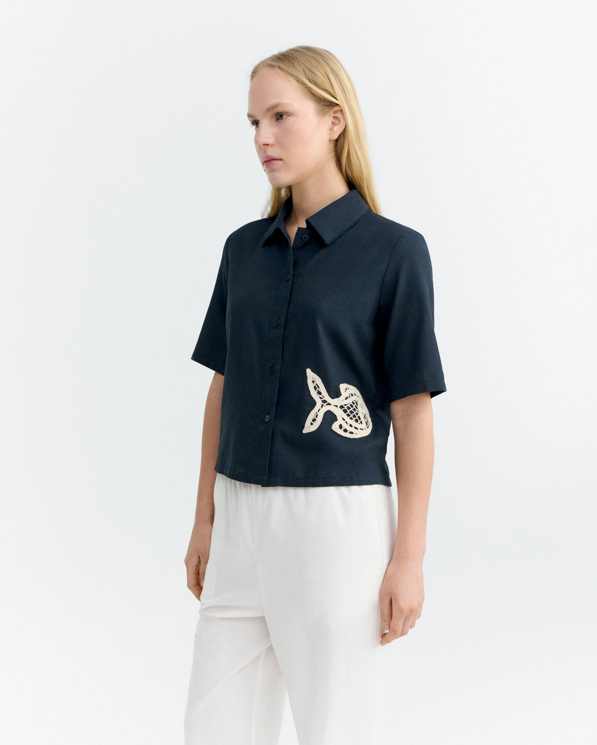Blusa patched bordado a mano fish Ane sostenible - 2