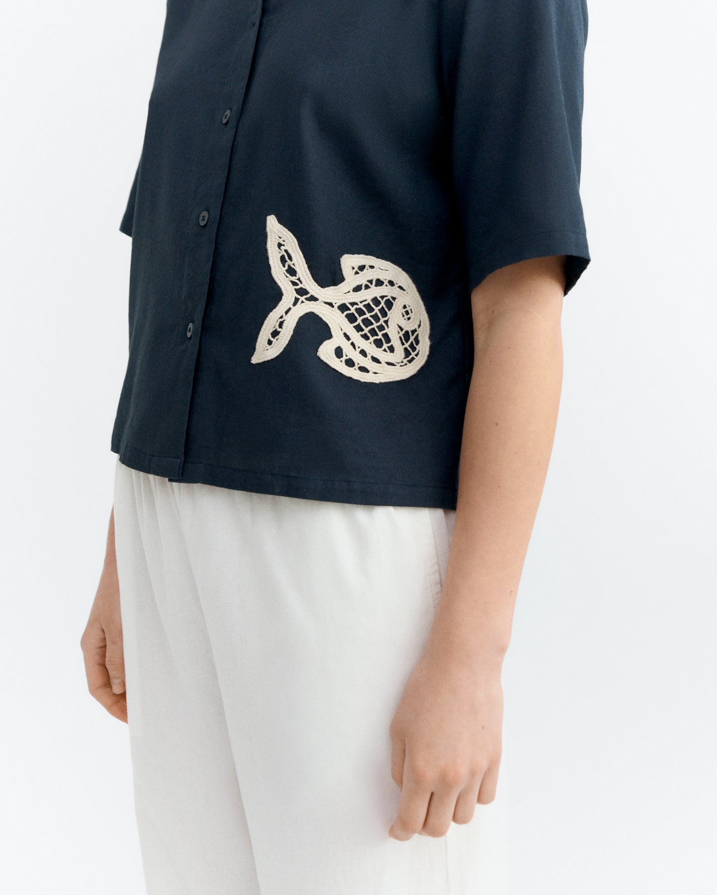 Blusa patched bordado a mano fish Ane sostenible - 3