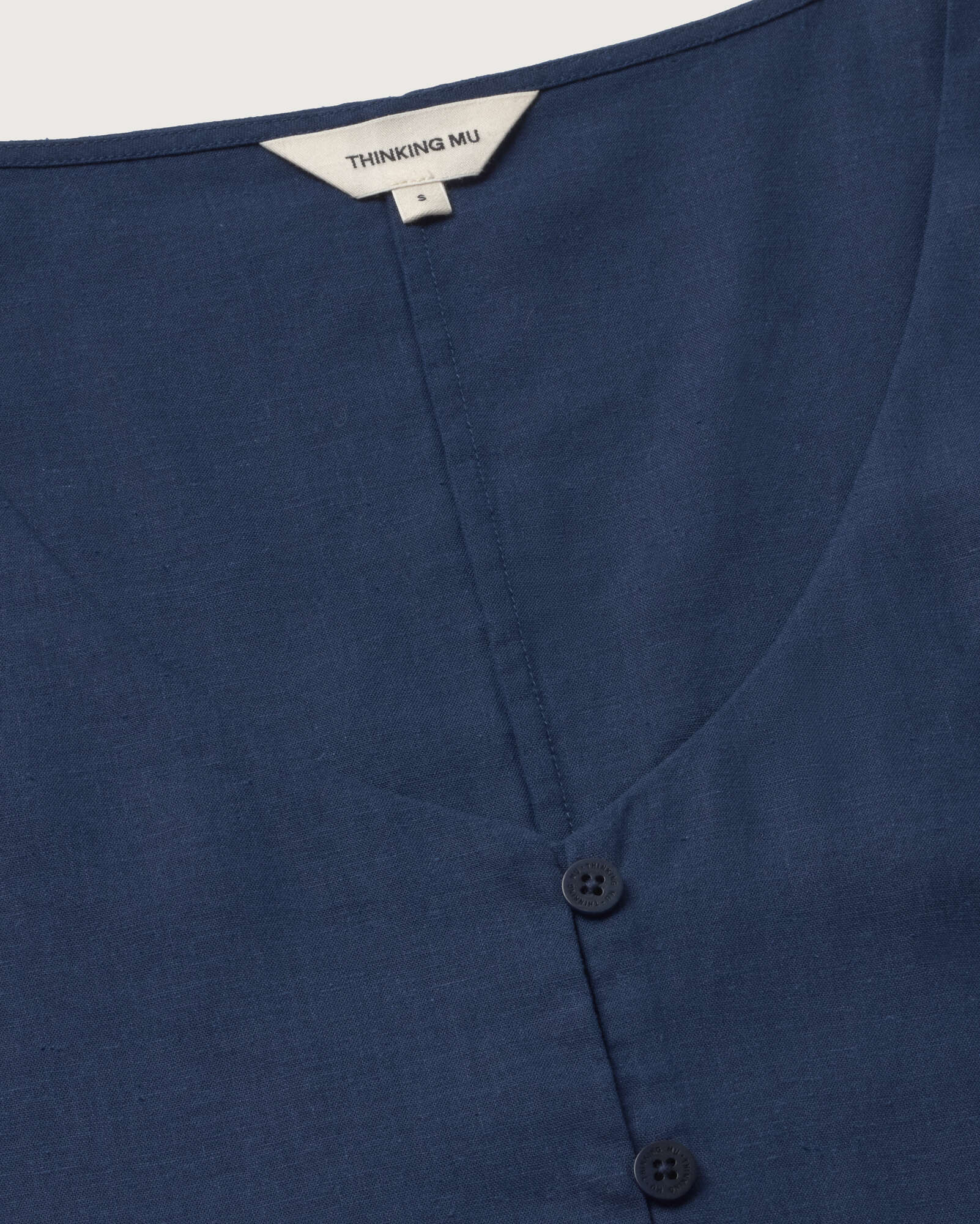 Blusa azul hemp Leia sostenible silueta - 2