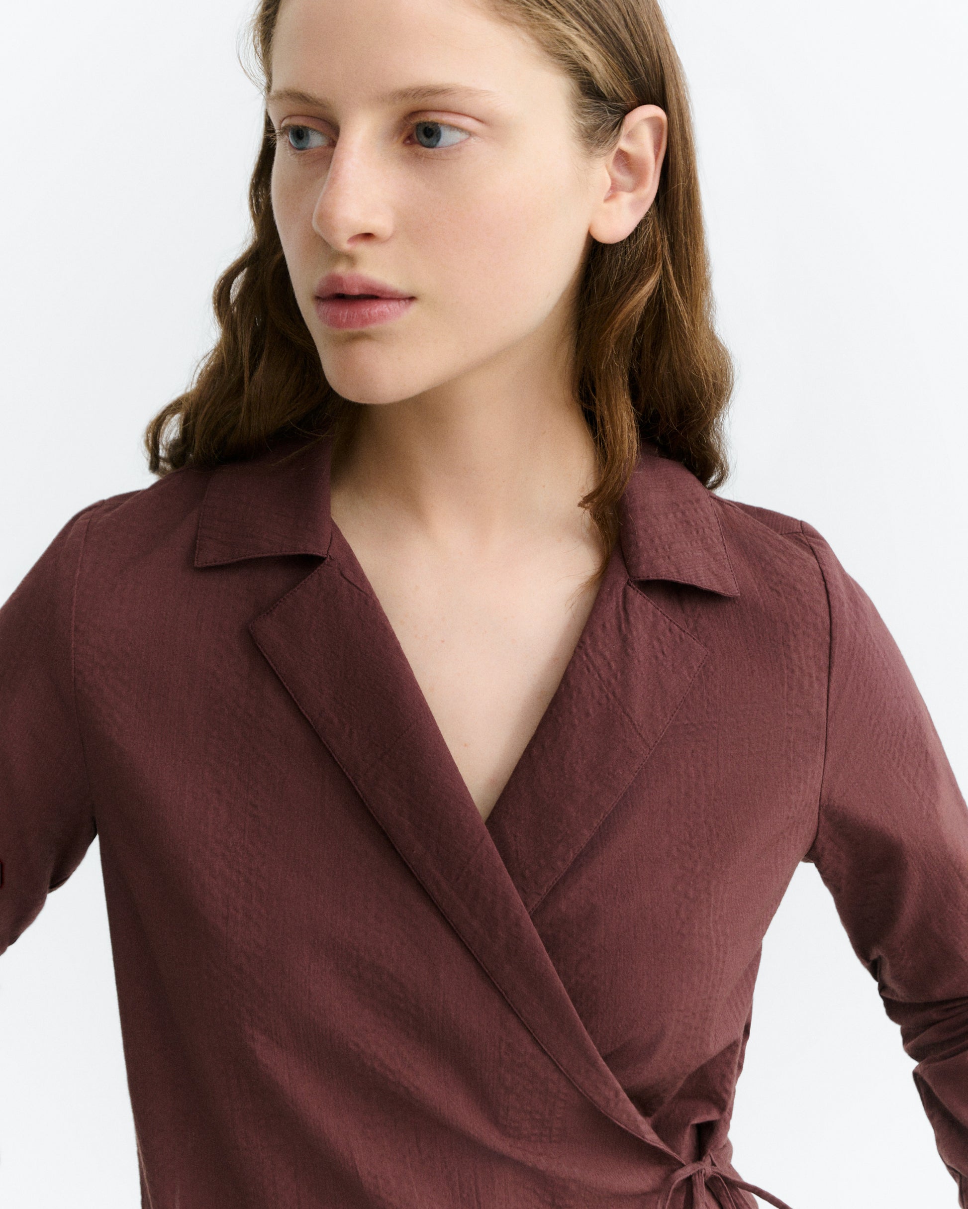 Blusa cruzada seersucker rojo vino Lenie sostenible - 3