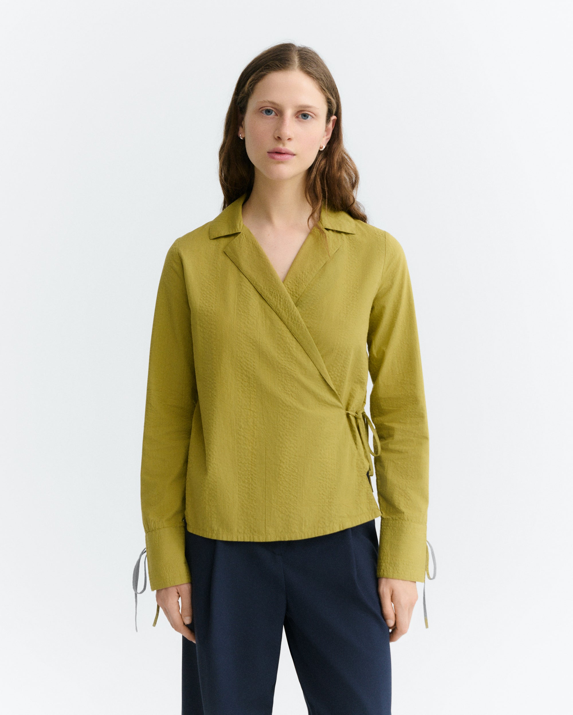 Blusa cruzada seersucker verde Lenie sostenible - 2