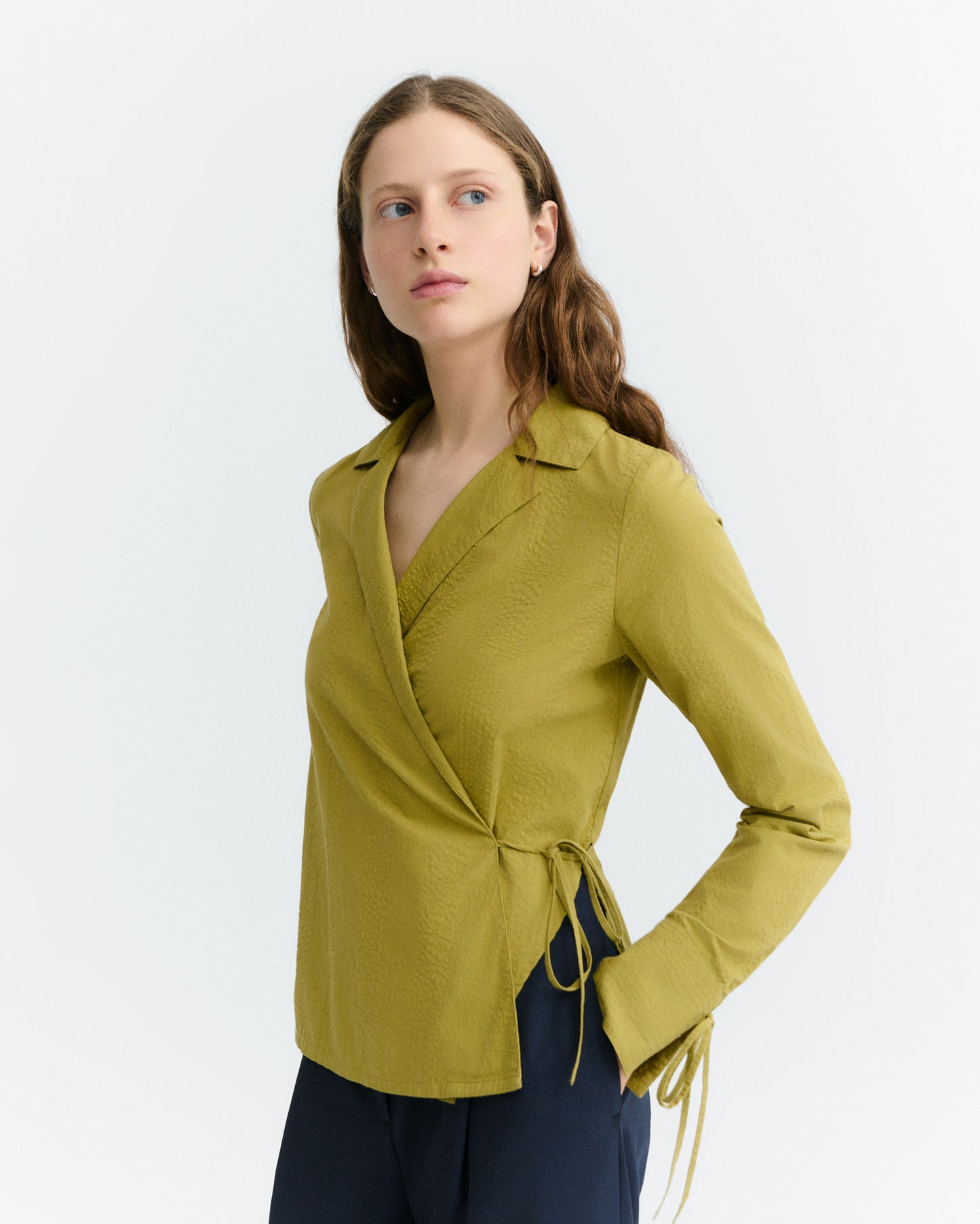 Blusa cruzada seersucker verde Lenie sostenible - 3
