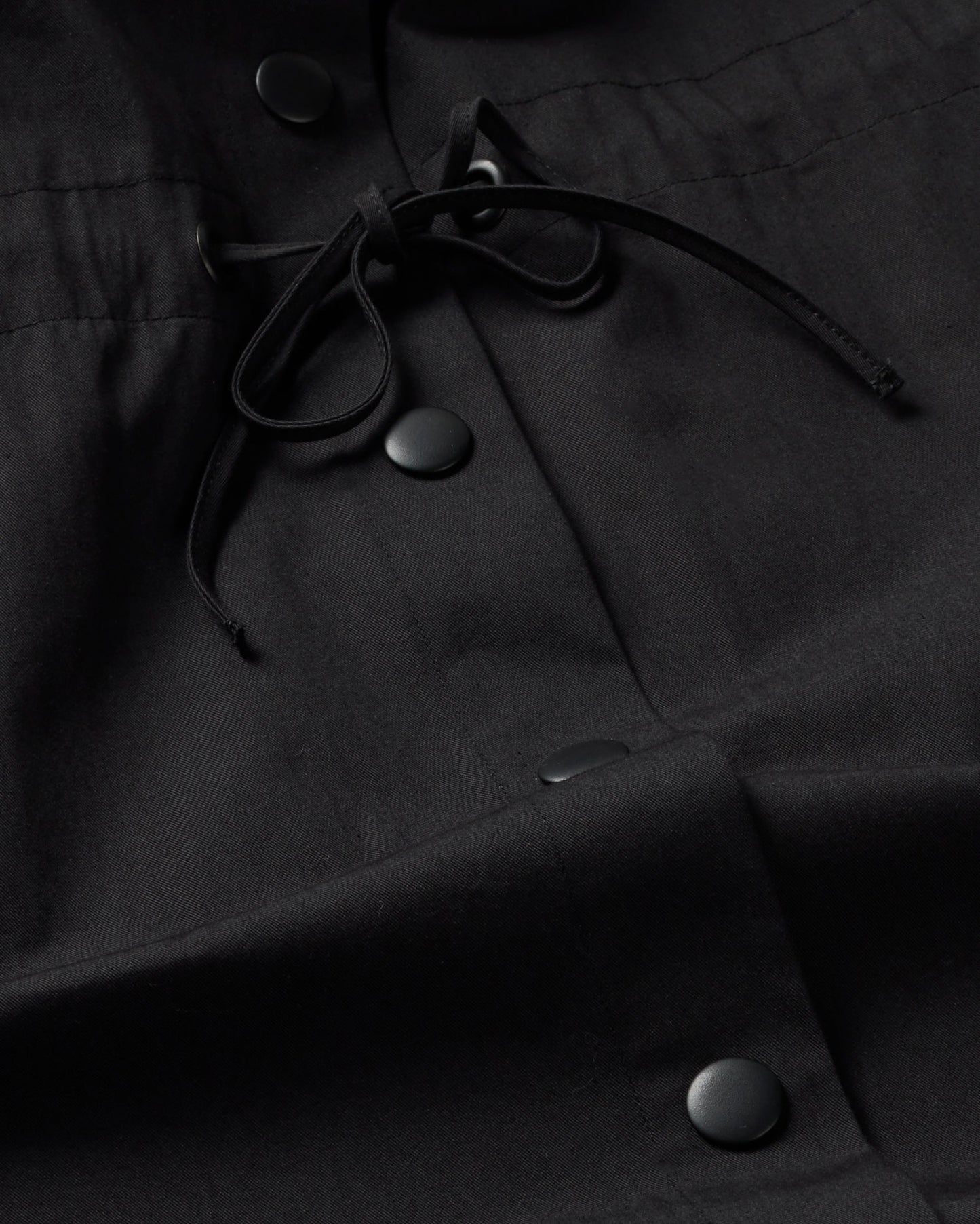 Gabardina negro Kusama sostenible - silueta 2