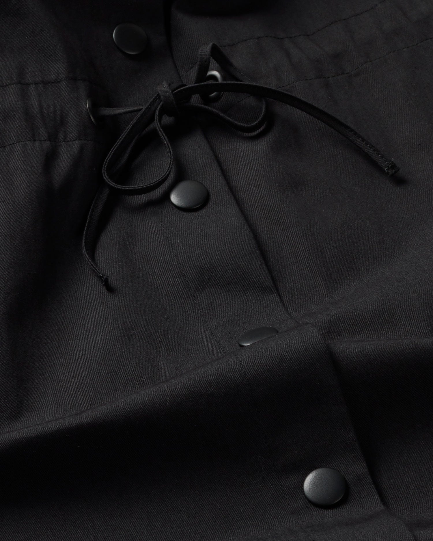 Gabardina negro Kusama sostenible - silueta 2