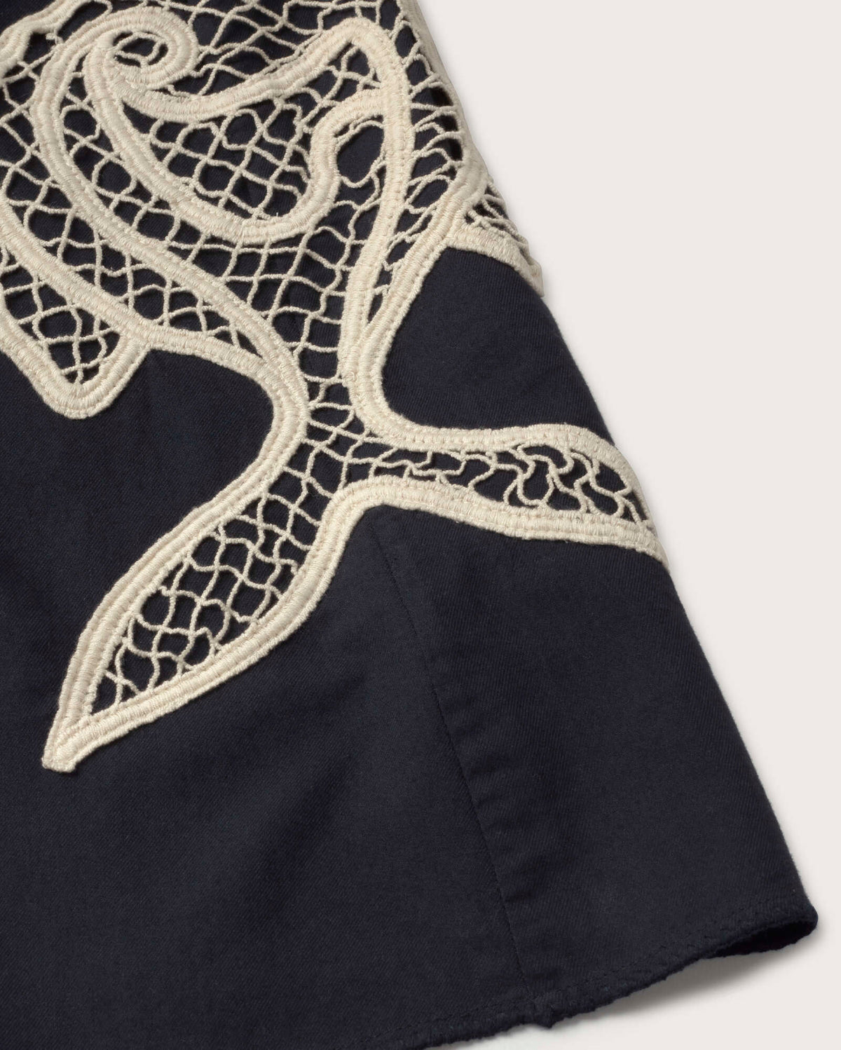 Vestido corto bordado a mano fish Aniela sostenible silueta - 2