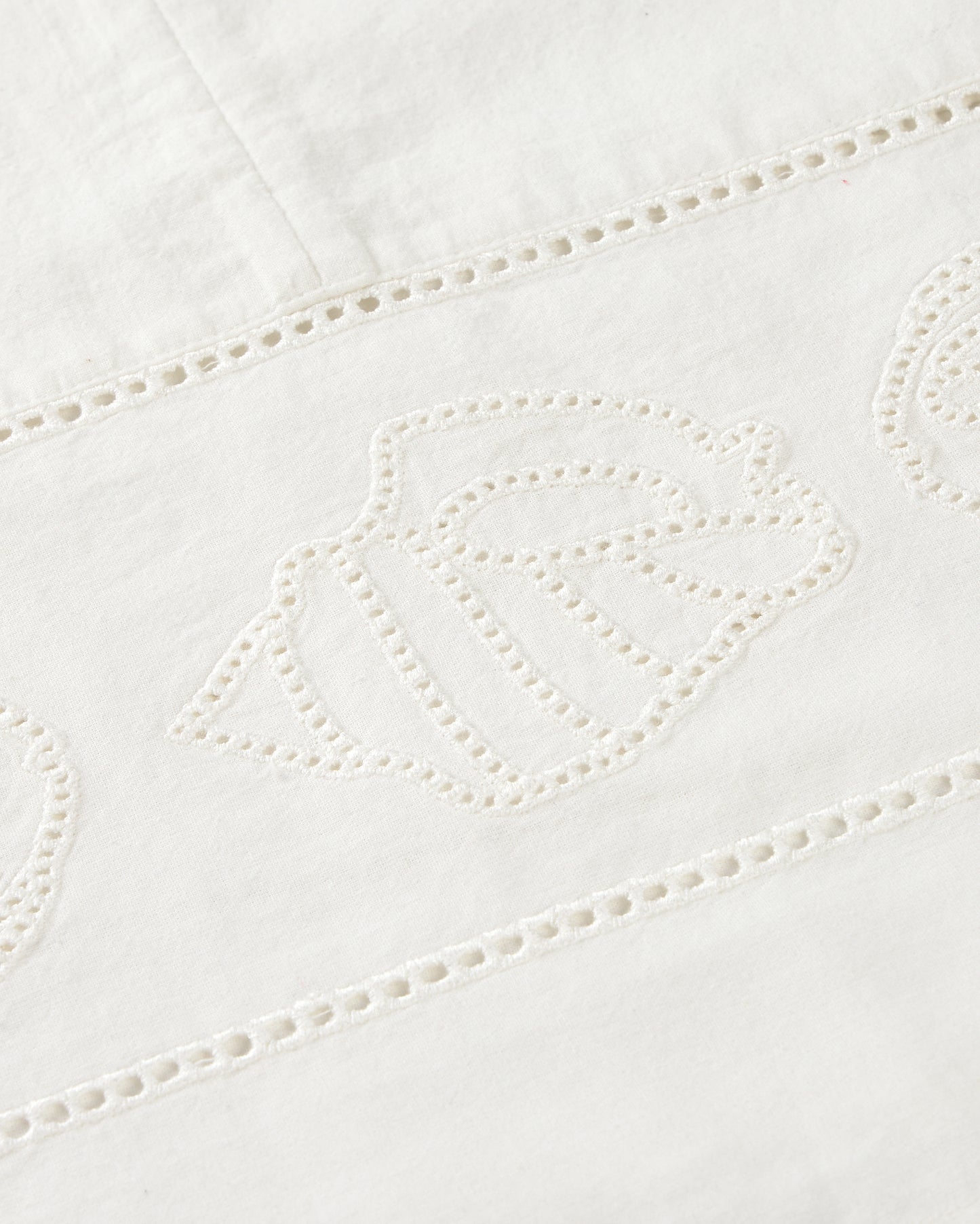 Vestido corto bordado blanco Aniela sostenible silueta - 2