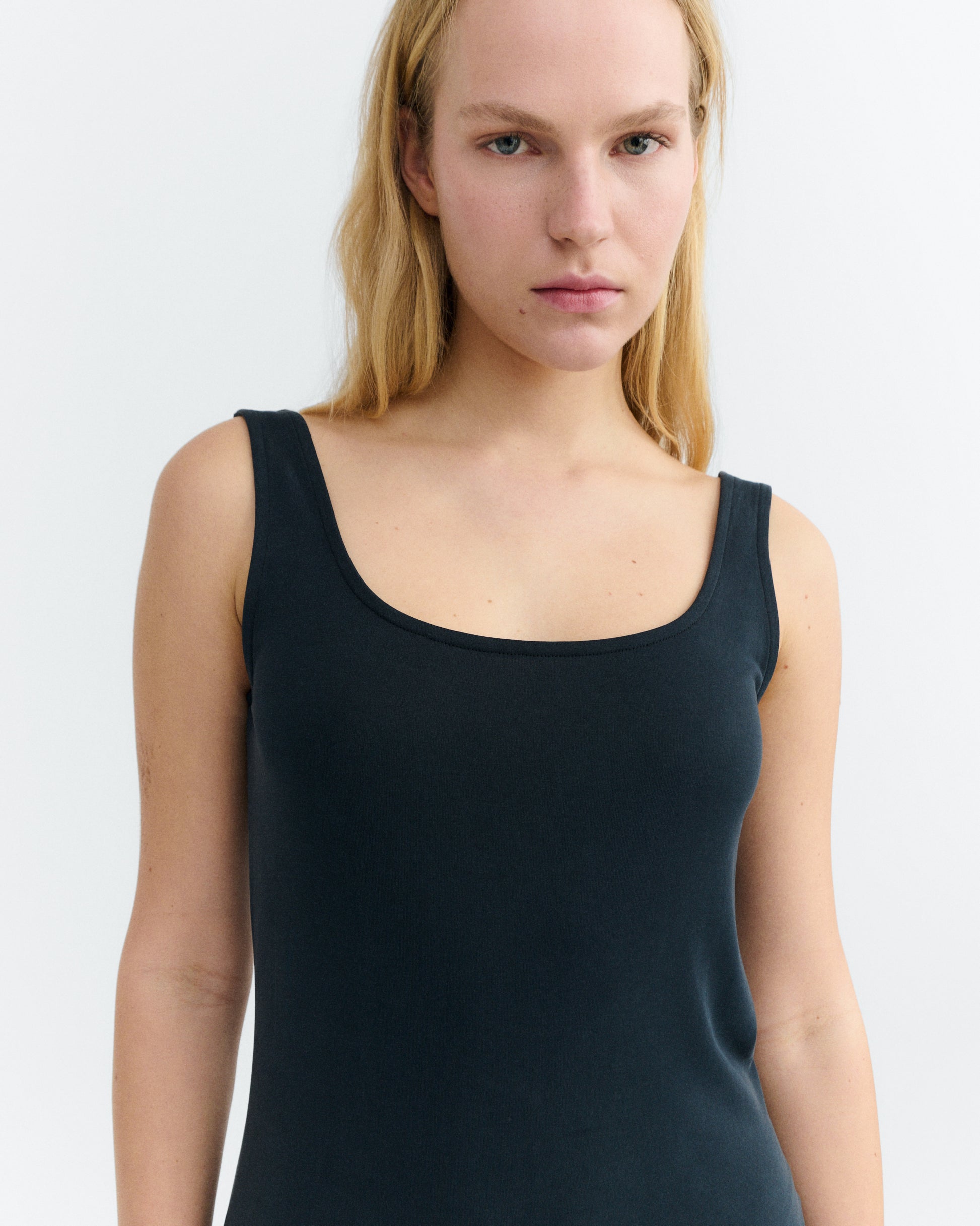 Vestido largo slim negro Adu sostenible - 3