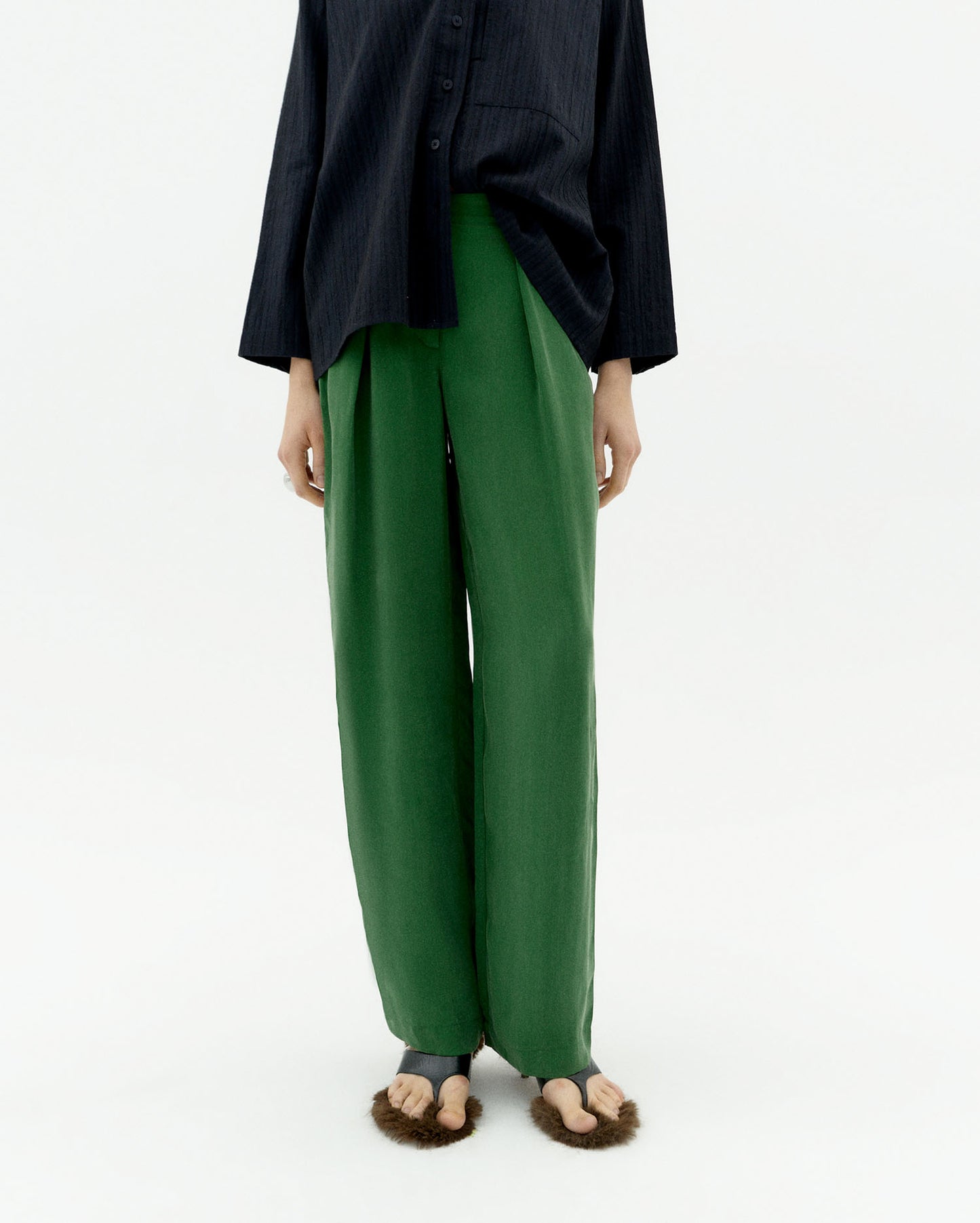 Pantalón verde cupro Cirila sostenible-1