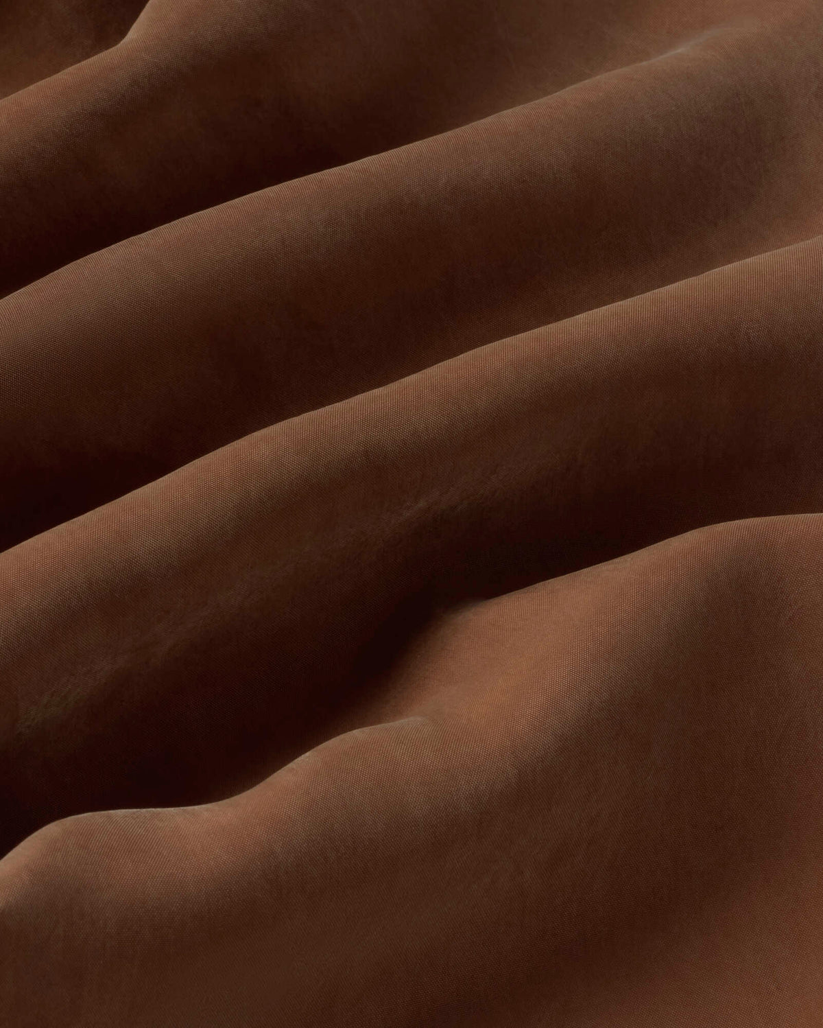 Pantalón relaxed pinza marrón cupro Cirila sostenible silueta - 2