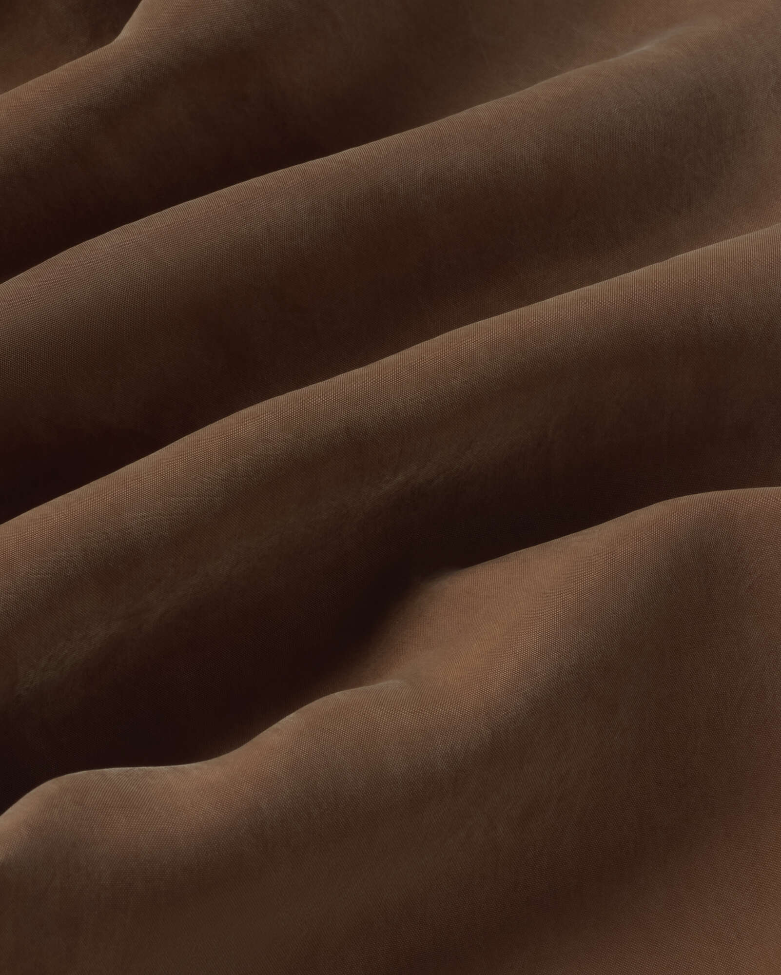 Pantalón relaxed pinza marrón cupro Cirila sostenible silueta - 2