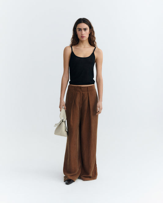 Pantalón relaxed pinza marrón cupro Cirila sostenible - 1