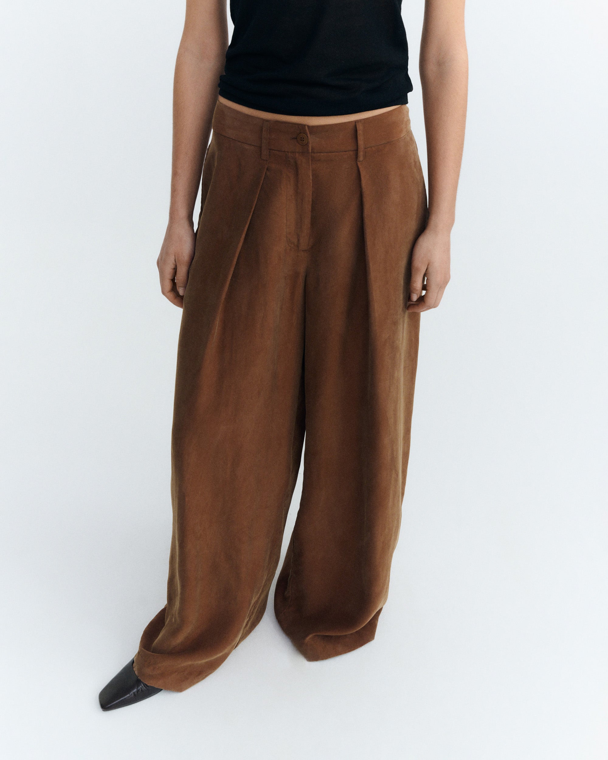 Pantalón relaxed pinza marrón cupro Cirila sostenible - 2