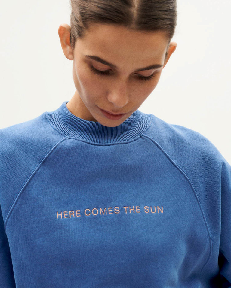 Sudadera azul Here comes the sun sostenible-3