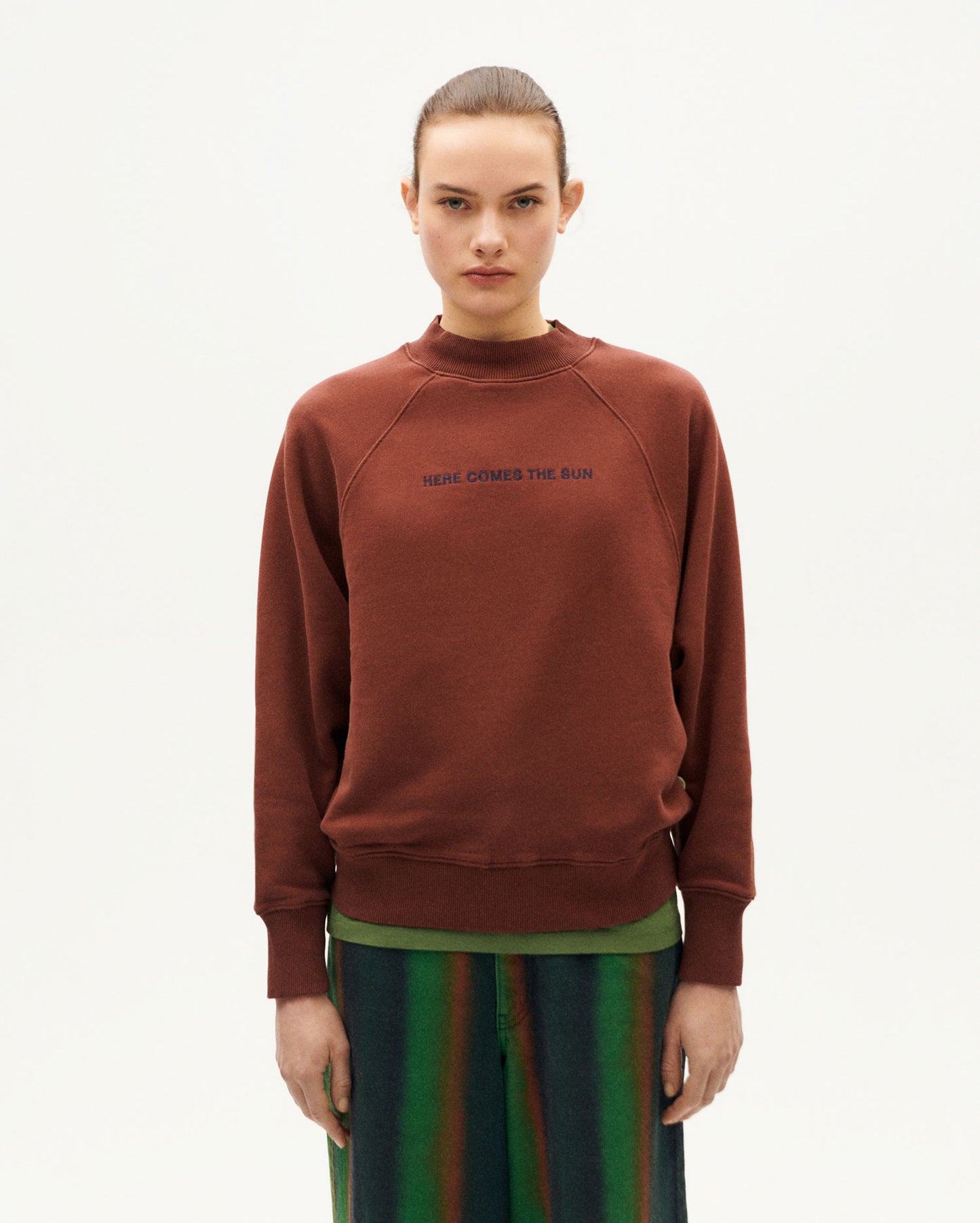 Sudadera marrón Here comes the sun Fantine sostenible-1