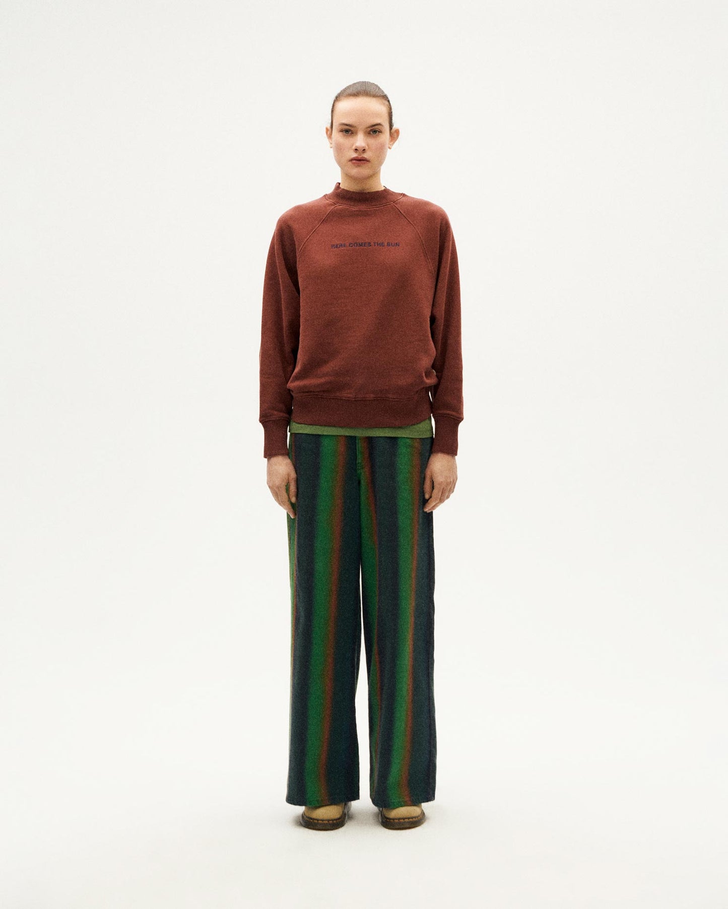 Sudadera marrón Here comes the sun Fantine sostenible-3