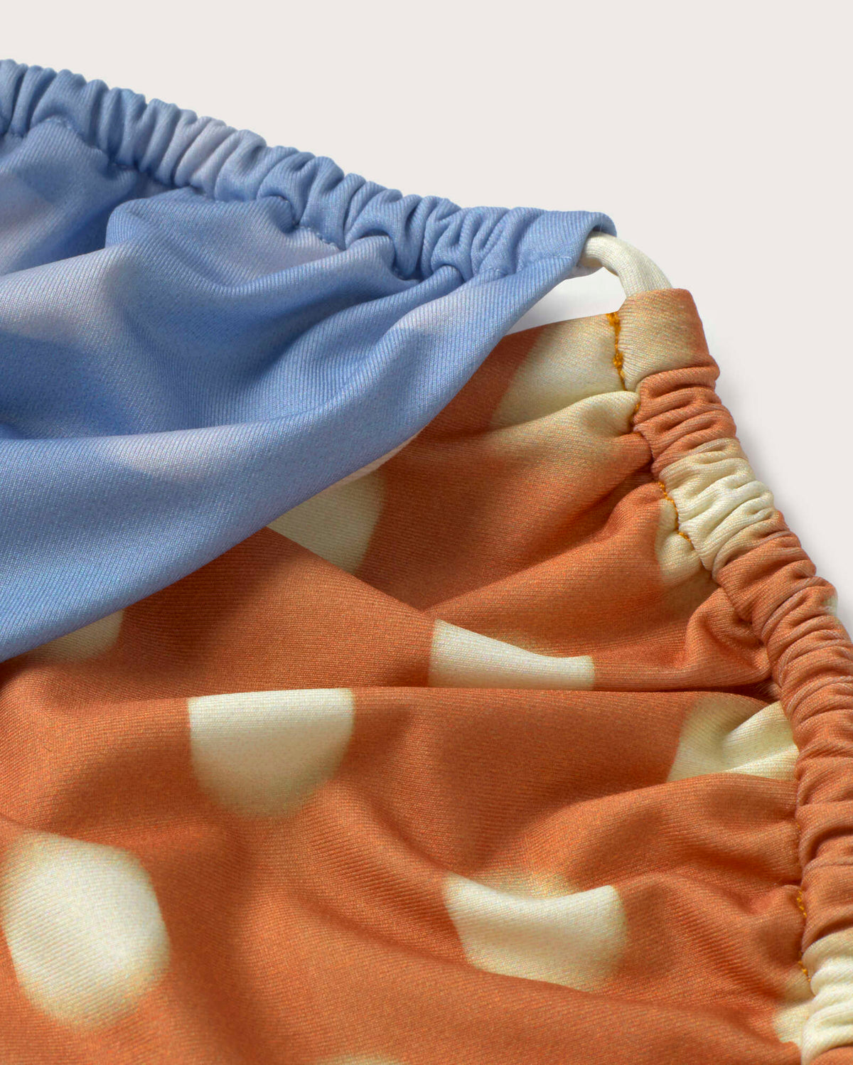 Top bikini ajustable bicolor lunares Calabria sostenible silueta - 2