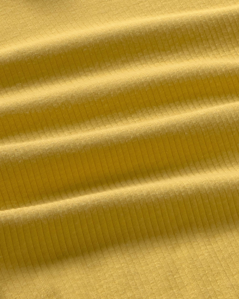 Top cuello alto amarillo hemp Aine sostenible silueta - 2