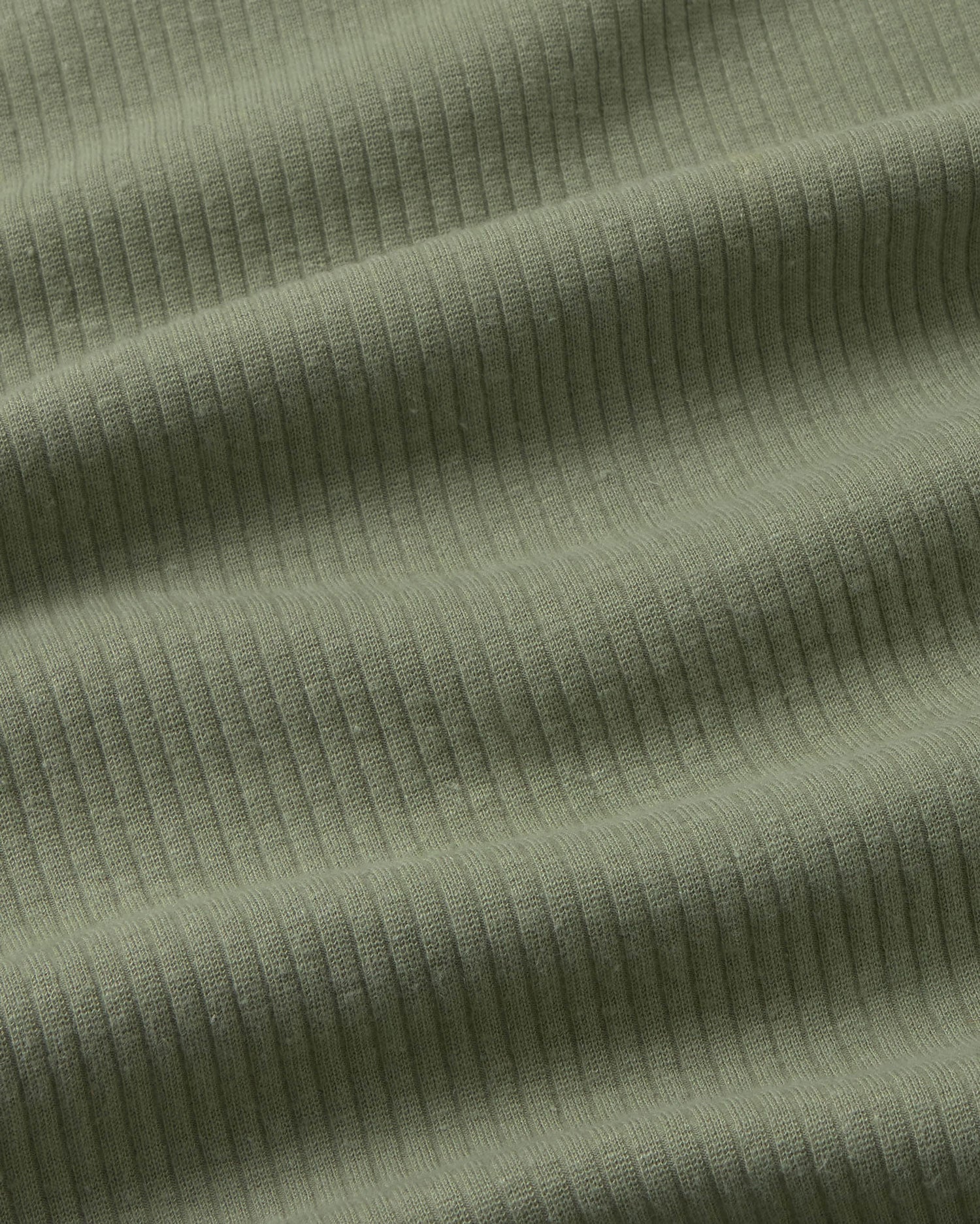 Top cuello alto verde hemp Aine sostenible silueta - 2