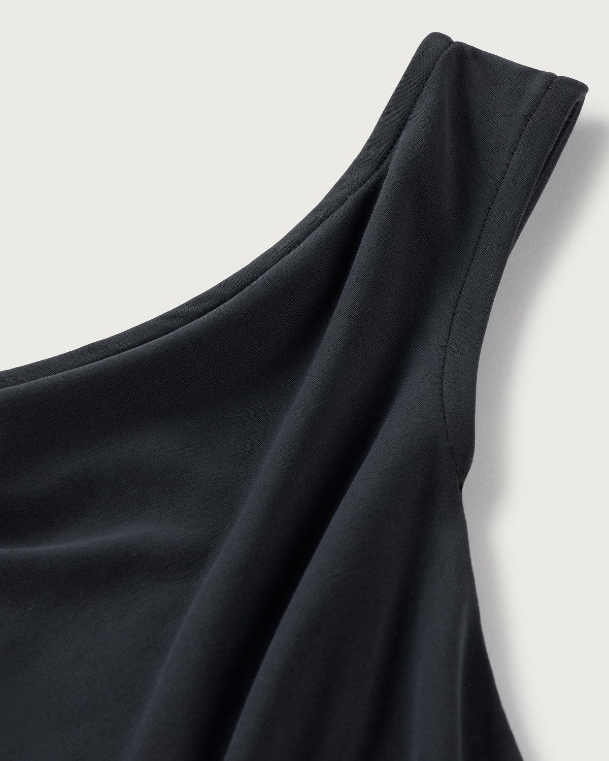 Top negro asimétrico Zohar sostenible silueta - 2