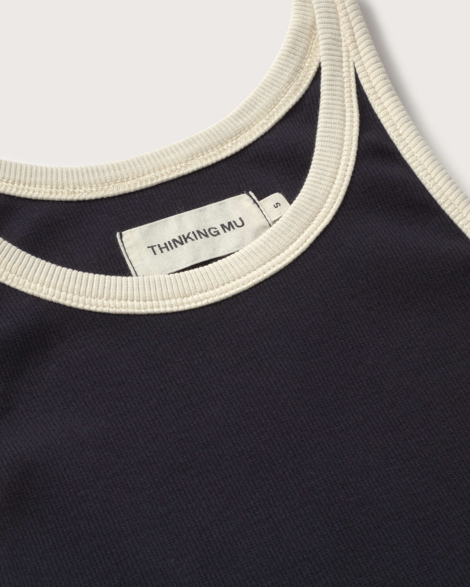 Top halter navy contraste blanco Harriet sostenible silueta - 2