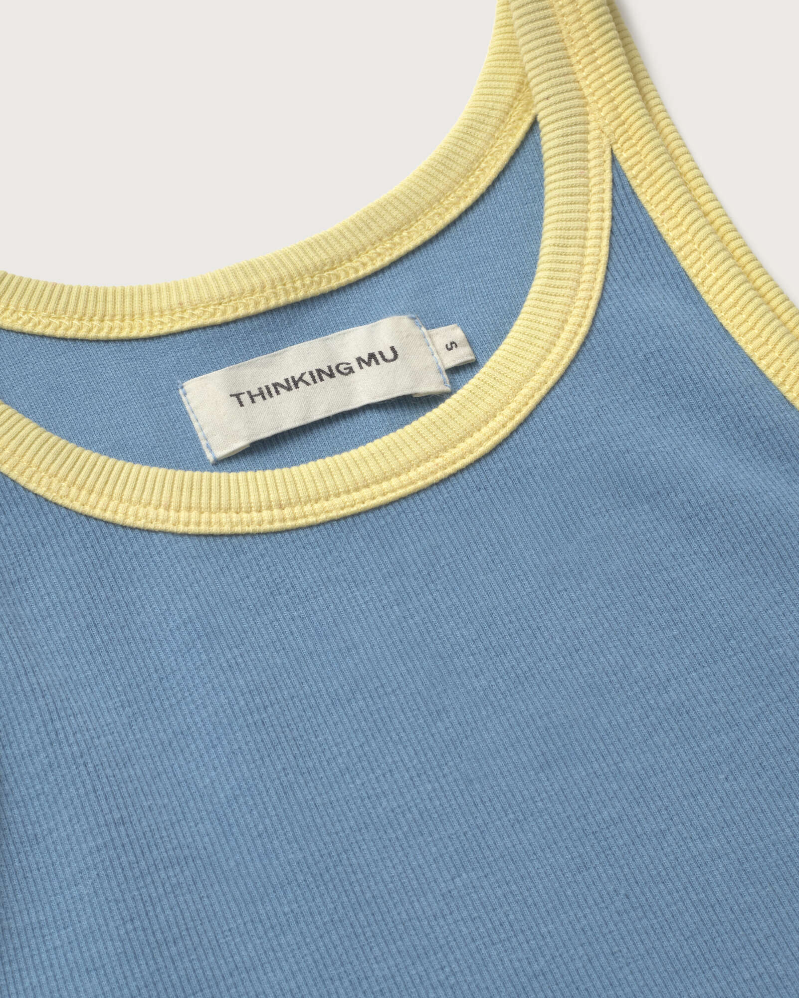 Top halter azul contraste amarillo Harriet sostenible silueta - 2